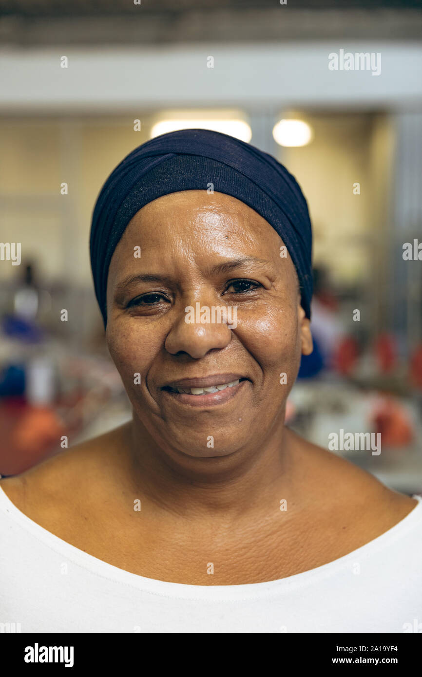Ritratto di una donna di mezza età in una fabbrica di abbigliamento Foto Stock