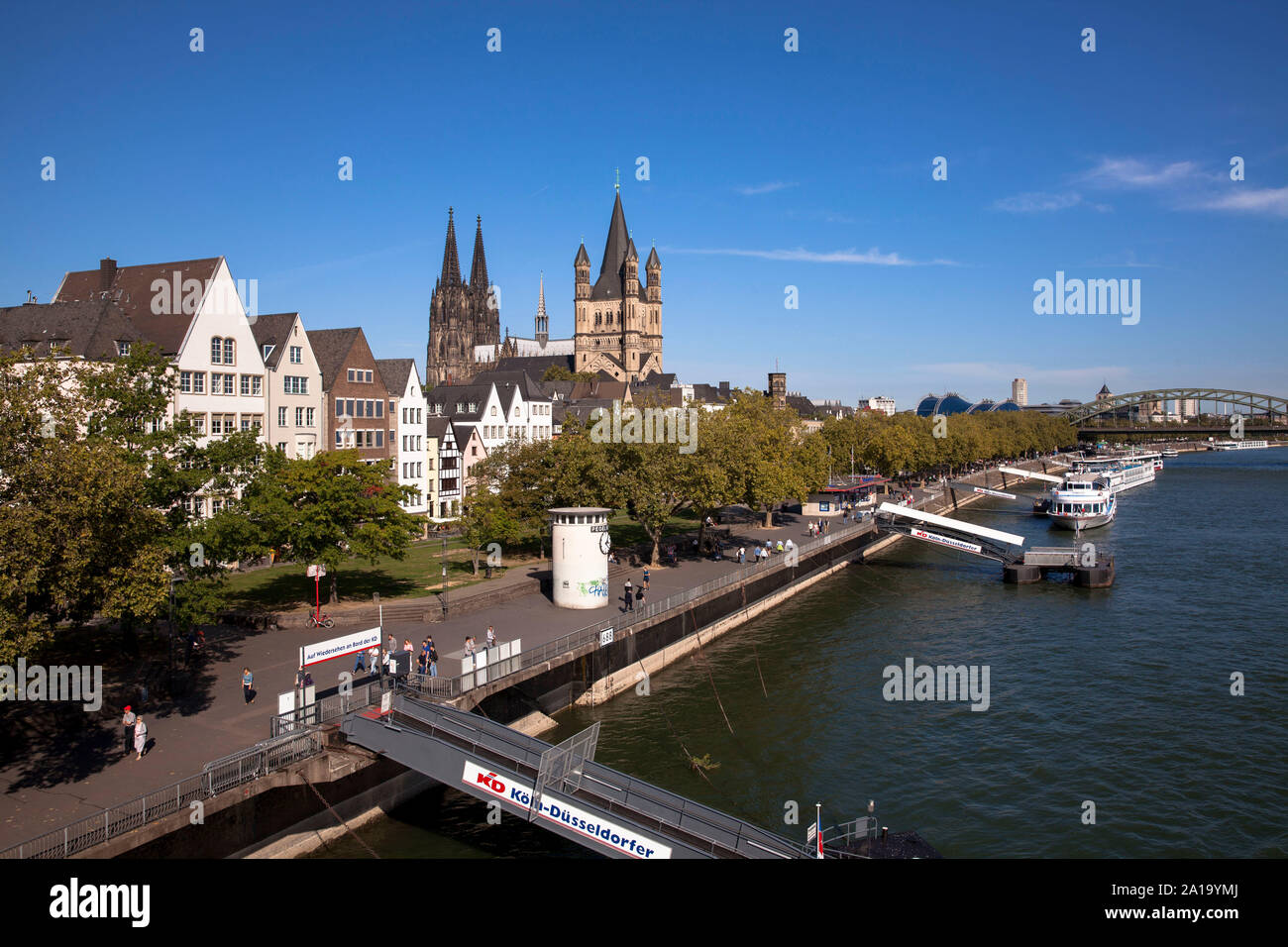 Case nella parte vecchia della città a Frankenwerft, la cattedrale e la chiesa al lordo di San Martin, Colonia, Germania. Haeuser in der Altstadt un d Foto Stock