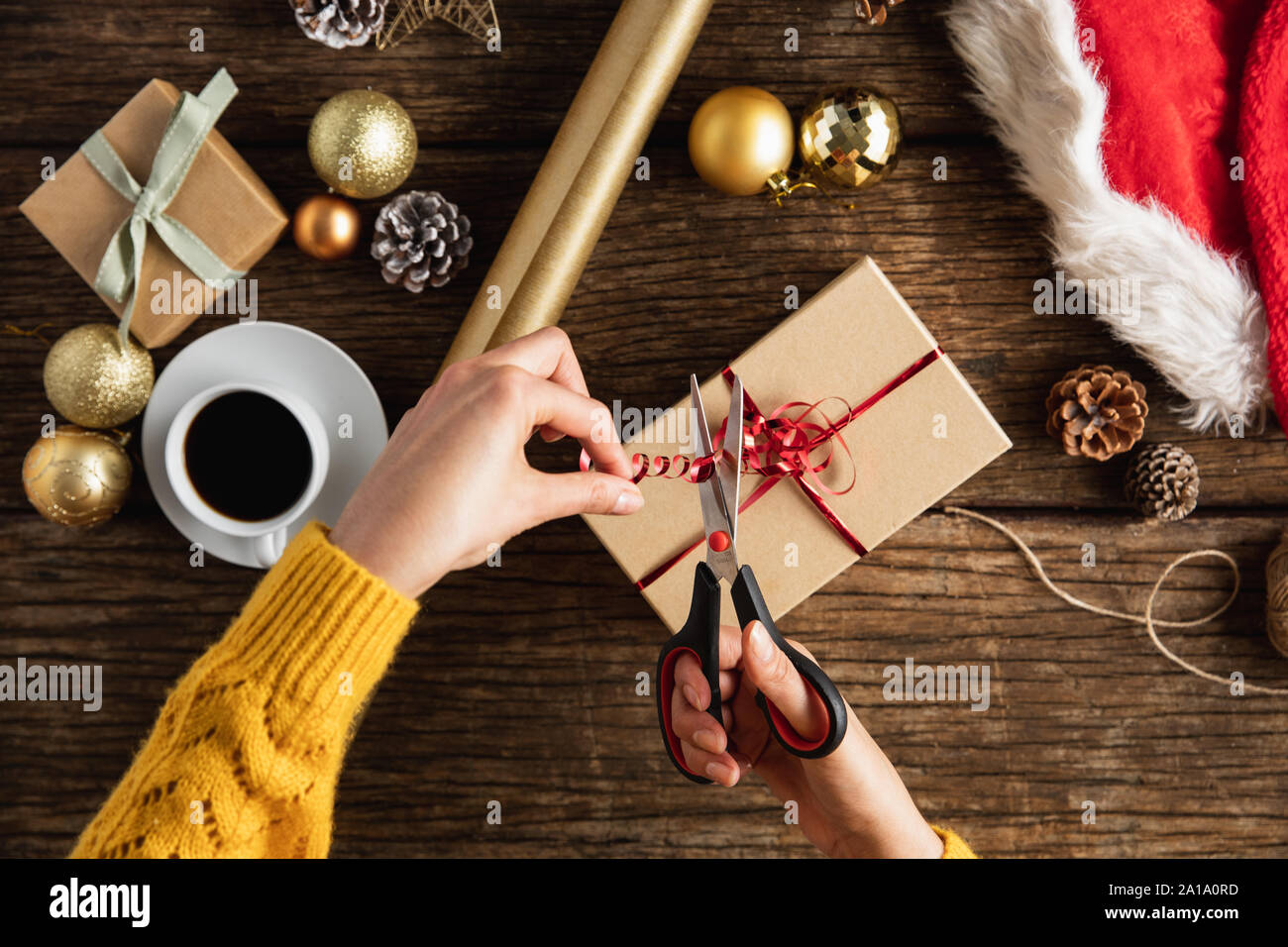 Le mani di incarto regali di natale Foto Stock