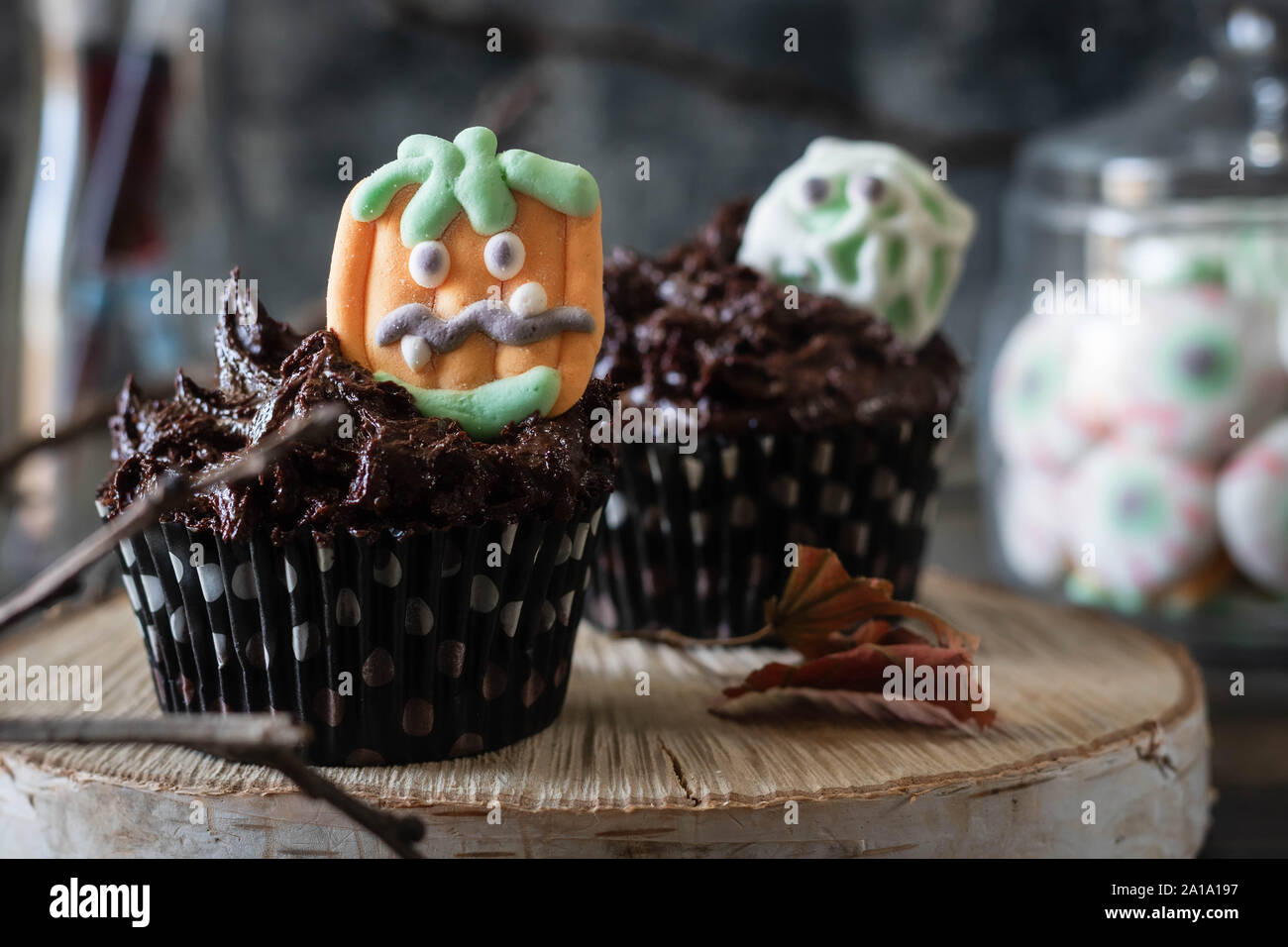 Tortini di cioccolato con crema di cioccolato decorate con Creepy Marshmallow dolci per la festa di Halloween. Cibo di Halloween. Foto Stock