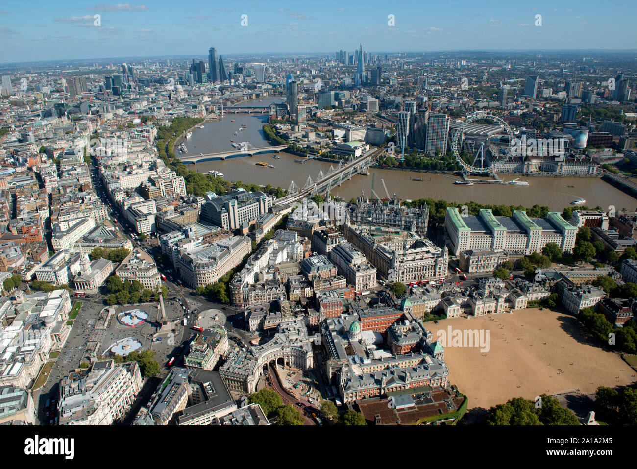 Trafalgar Square, la Sfilata delle Guardie a Cavallo e il fiume Tamigi formano l'aria. Foto Stock
