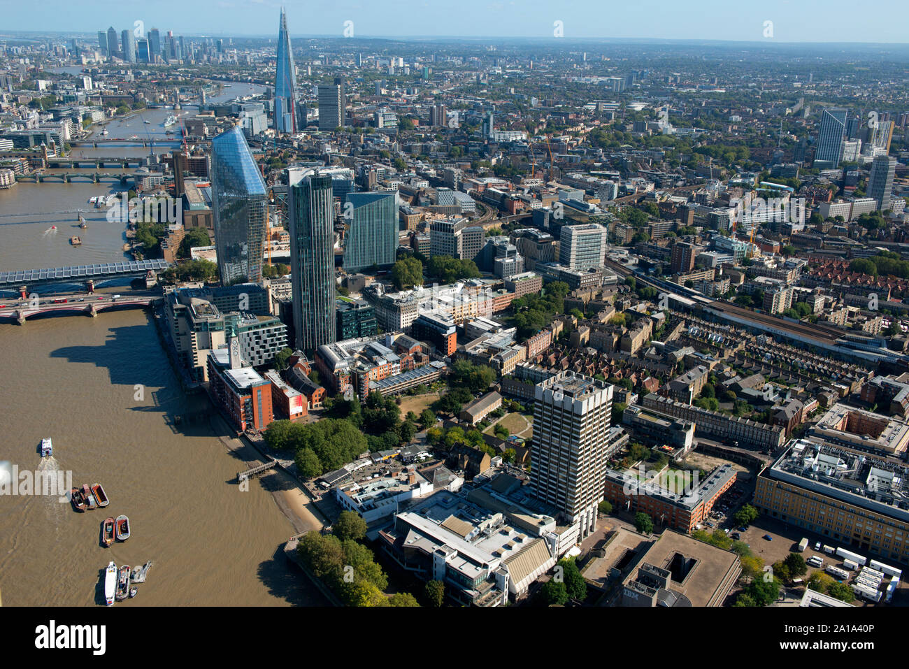 Il South Bank, Southwark e il fiume Tamigi dall'aria. Foto Stock