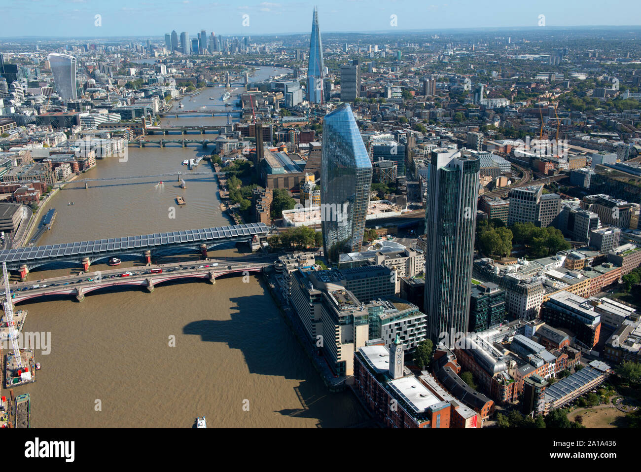 Il South Bank, Southwark e il fiume Tamigi dall'aria. Foto Stock
