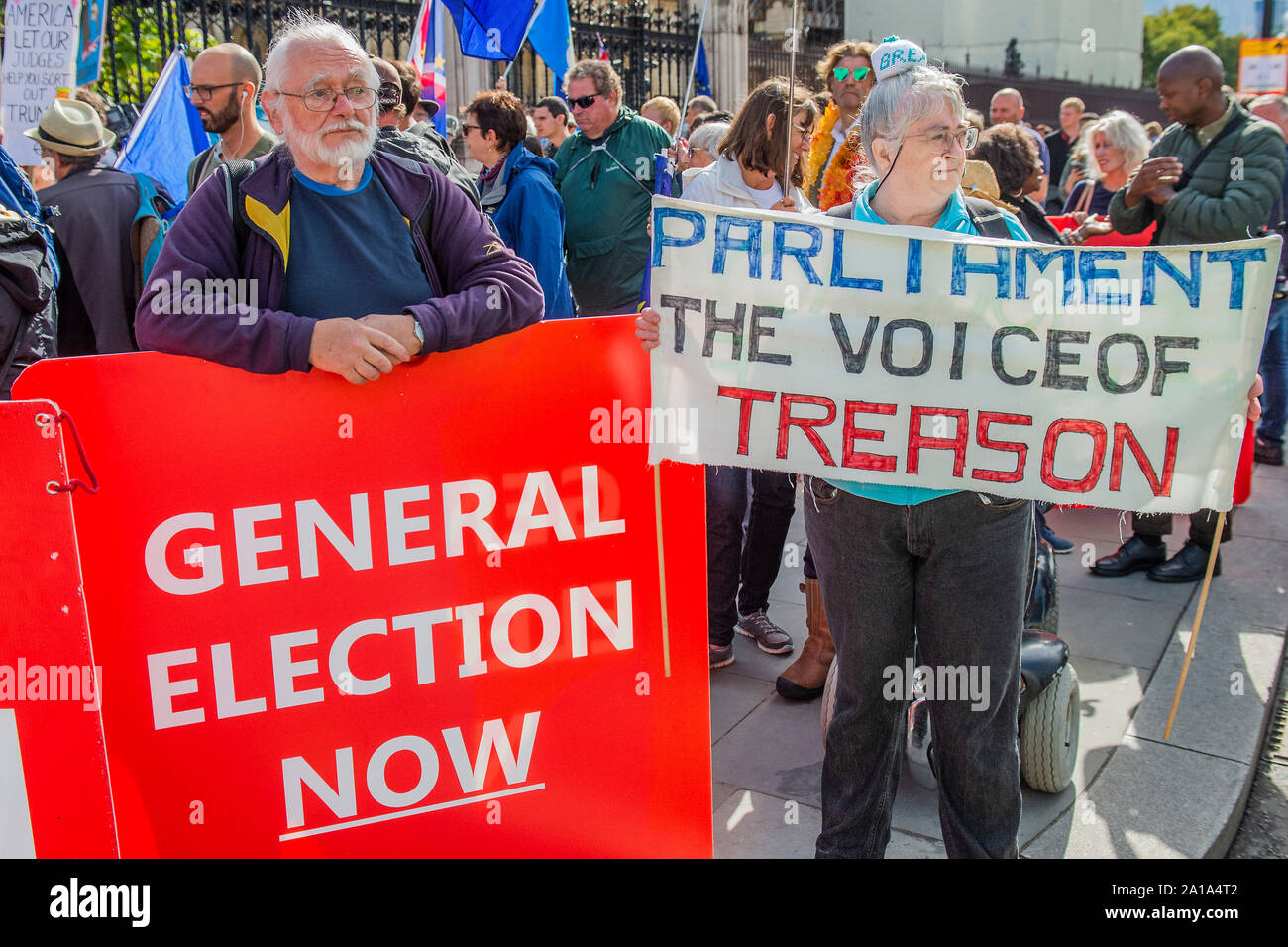 Westminster, Londra, Regno Unito. Il 25 settembre 2019. I dimissionari - Pro UE e pro Brexit contestatori fuori le case del Parlamento 0n il giorno MP di ritorno dopo Boris Johnson è un tentativo di prorogue il Parlamento è stato giudicato illegale. Credito: Guy Bell/Alamy Live News Foto Stock