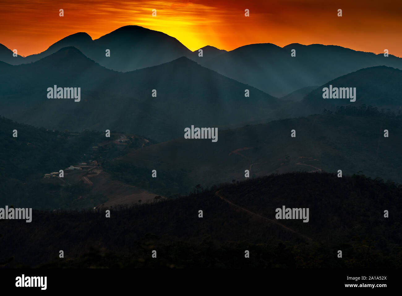 Vista panoramica delle montagne di Itaipava, Petropolis, Rio de Janeiro, Brasile, nel Sunrise, visualizzazione di colori caldi , lens flare e raggi di magia Foto Stock