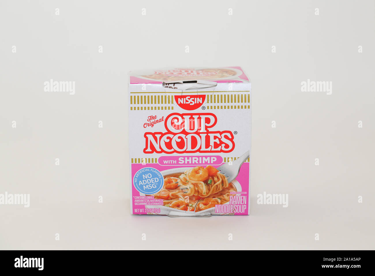 Princeton New Jersey 24 Settembre 2019:Nissin Cup Noodle su sfondo bianco. Messa a fuoco selettiva. Tagliatelle istante è stato inventato nel 1958 da Momofuku Ando. Foto Stock