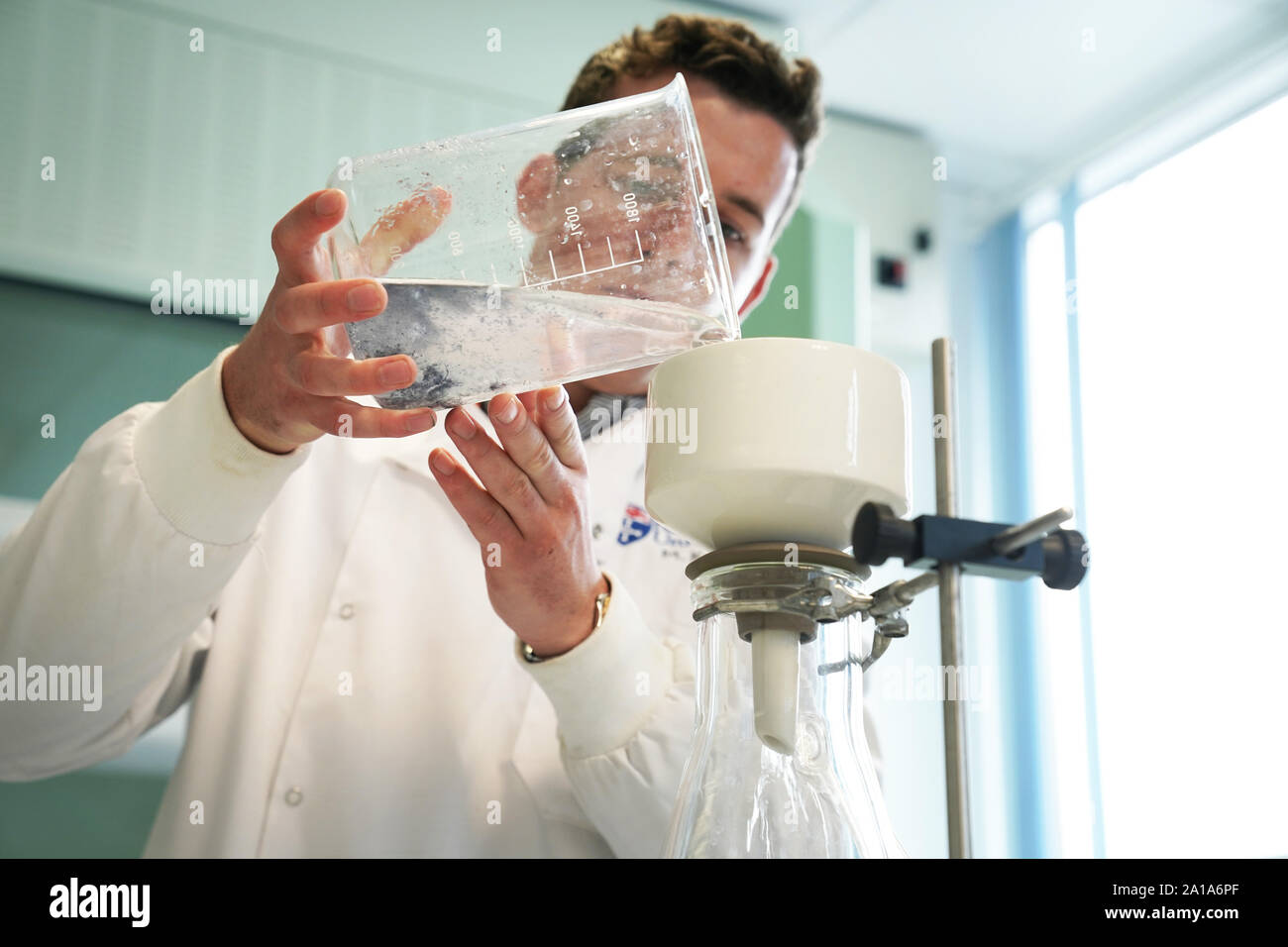 Università di Newcastle studente di dottorato di ricerca Max Kelly, 24, all'Benton e Proctor Gamble sito in Newcastle, filtri microfibre raccolte a seguito di una macchina di lavaggio il ciclo di lavaggio. Foto Stock