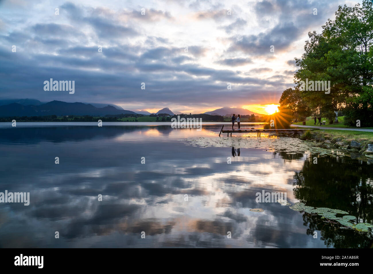 Sonnenuntergang am Hopfensee, Hopfen am See, Ostallgäu, Bayerisch Schwaben, Bayern, Deutschland | Lago Hopfensee in Hopfen am See al tramonto, Ostallg Foto Stock