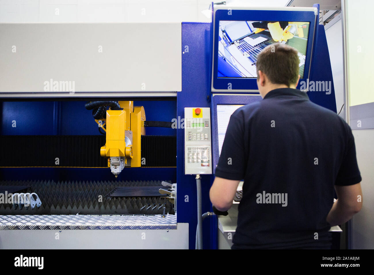 Macchina automatica con il braccio robotico per il taglio di metallo. Smart factory Foto Stock