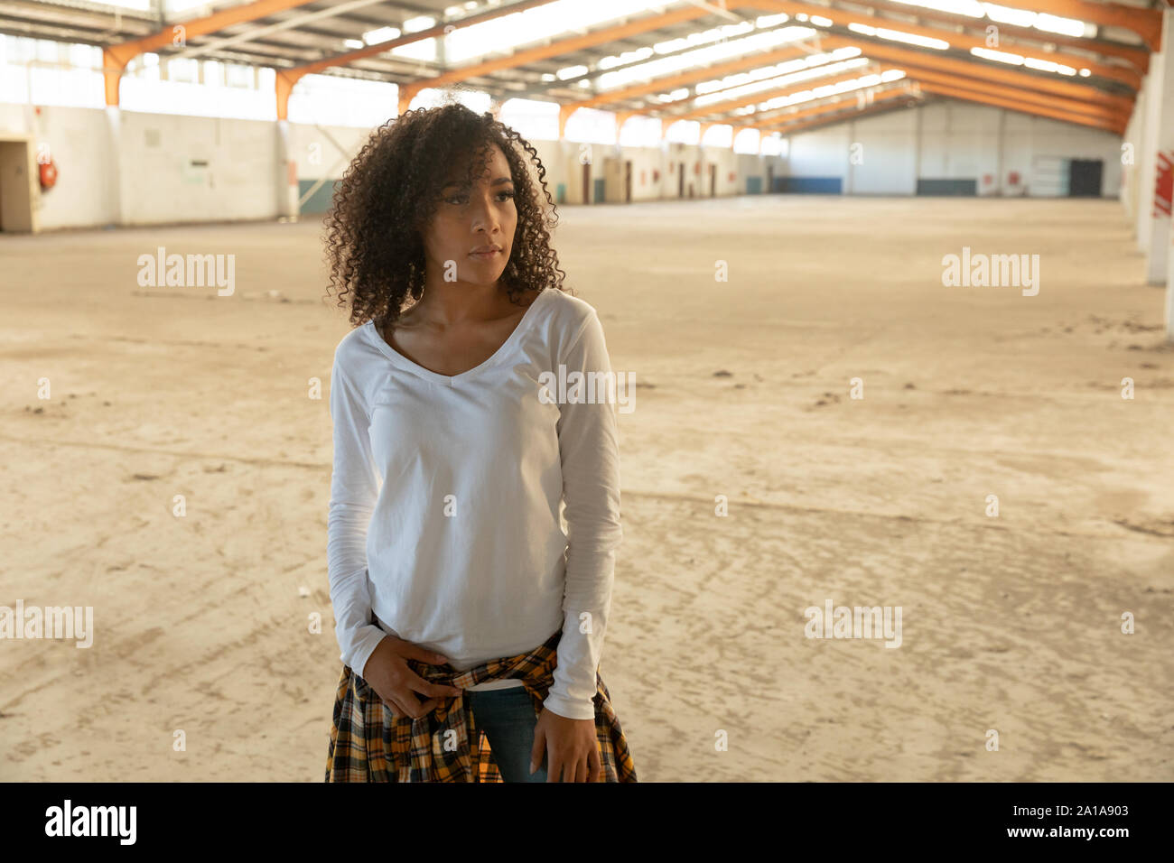 Ballerino femmina in un magazzino vuoto Foto Stock