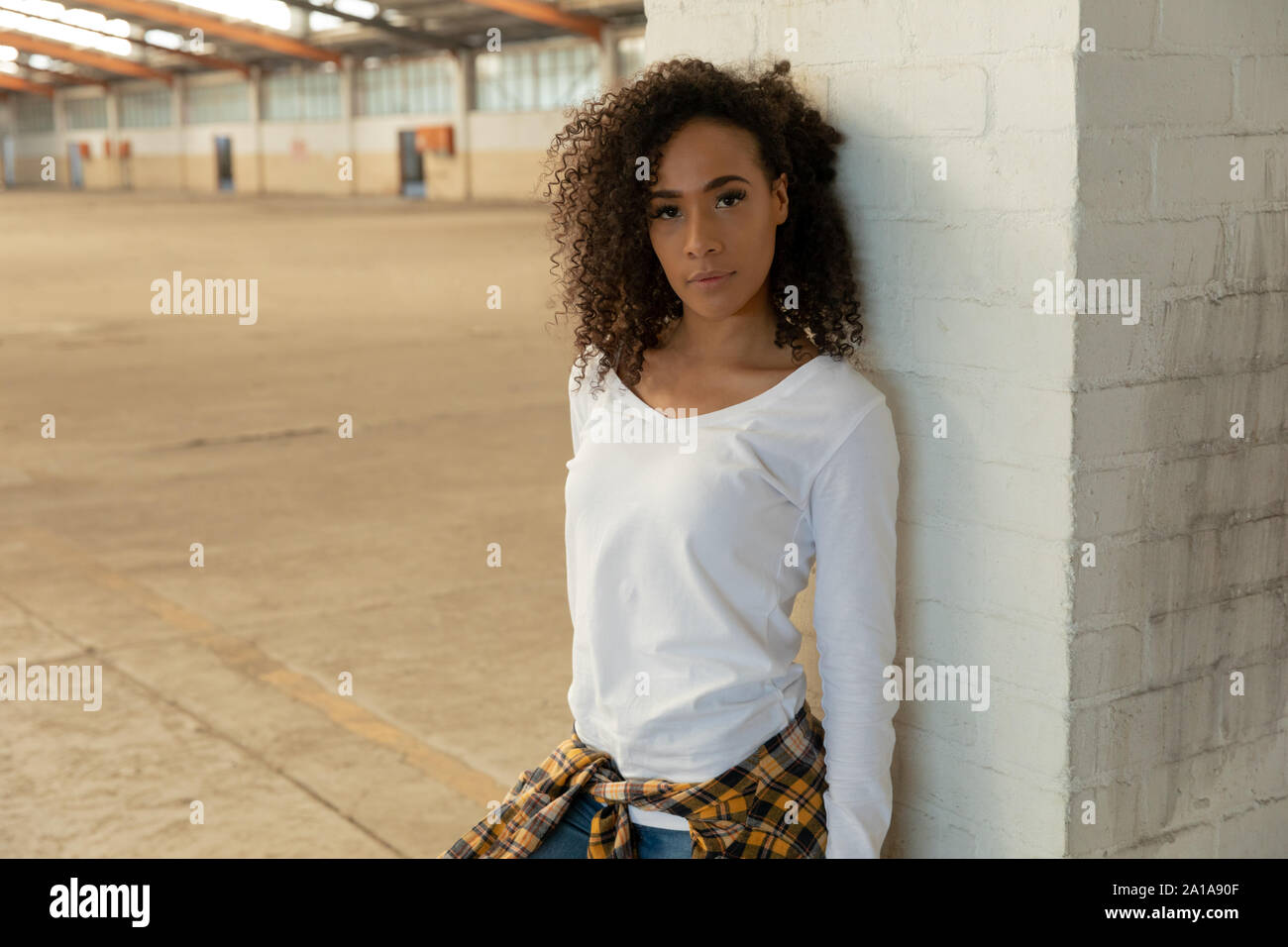 Ballerino femmina in un magazzino vuoto Foto Stock