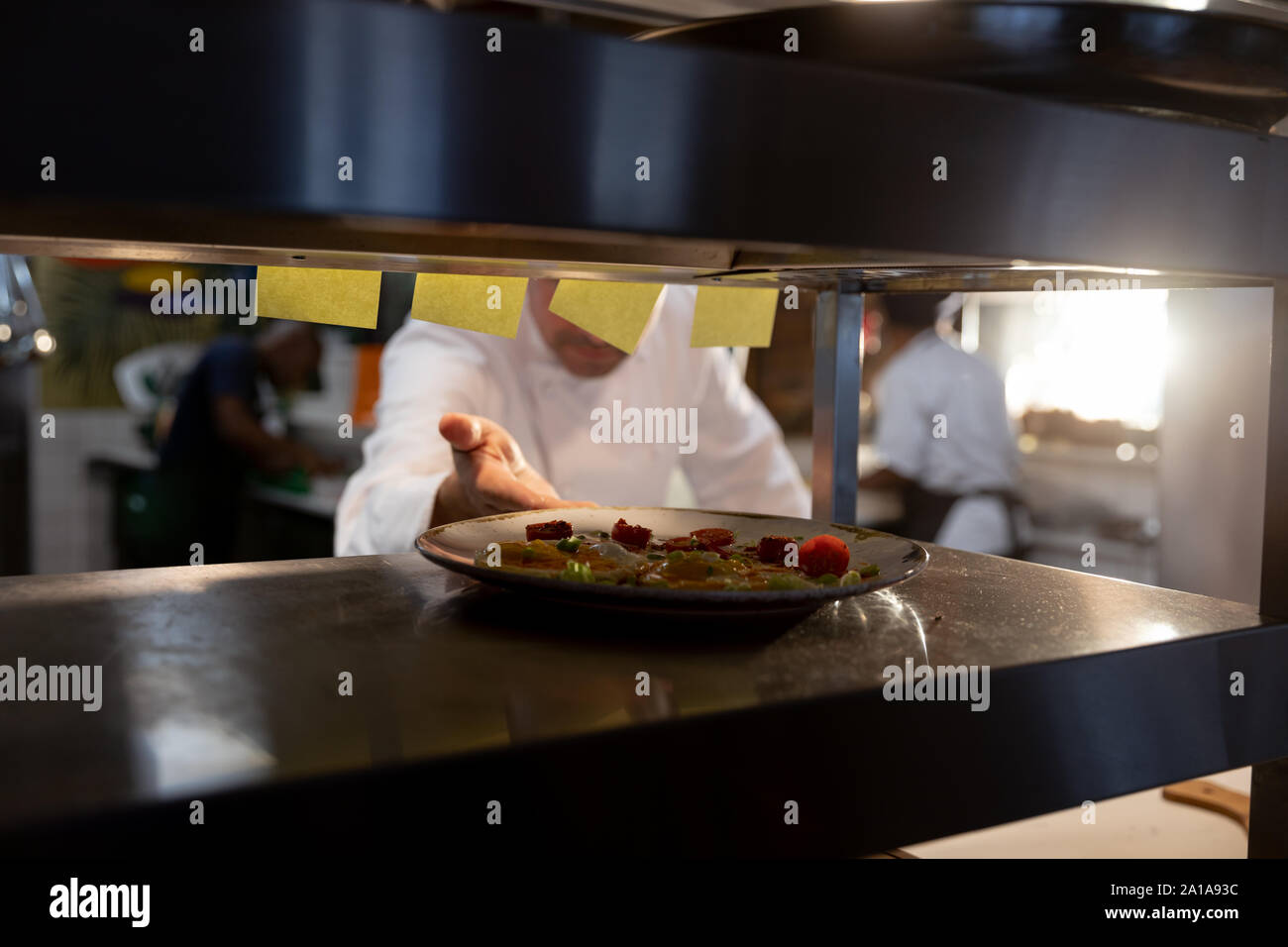 Il personale del ristorante prepara gli ordini in cucina Foto Stock