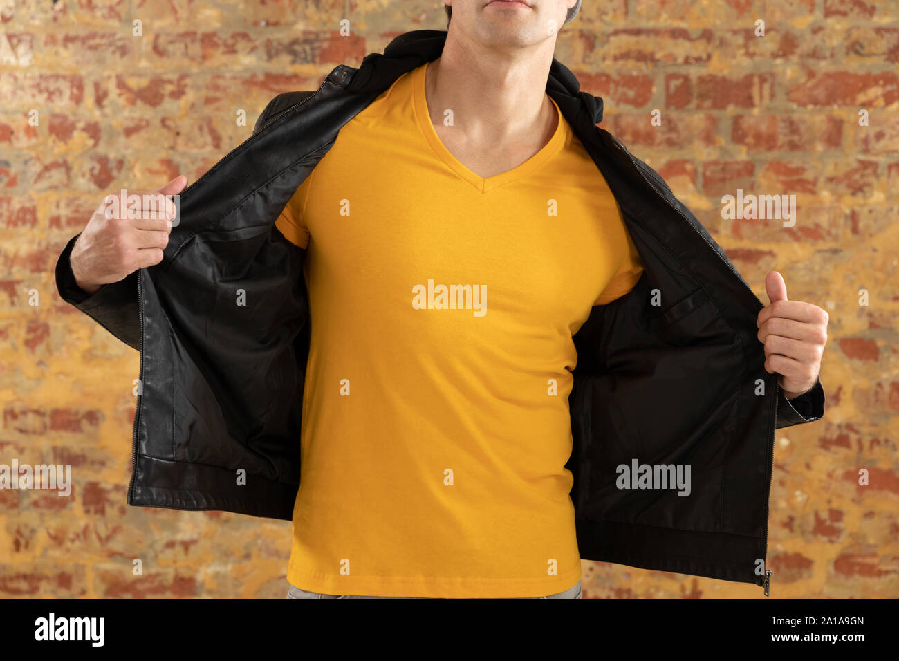 Giovane uomo che indossa abiti casual Foto Stock