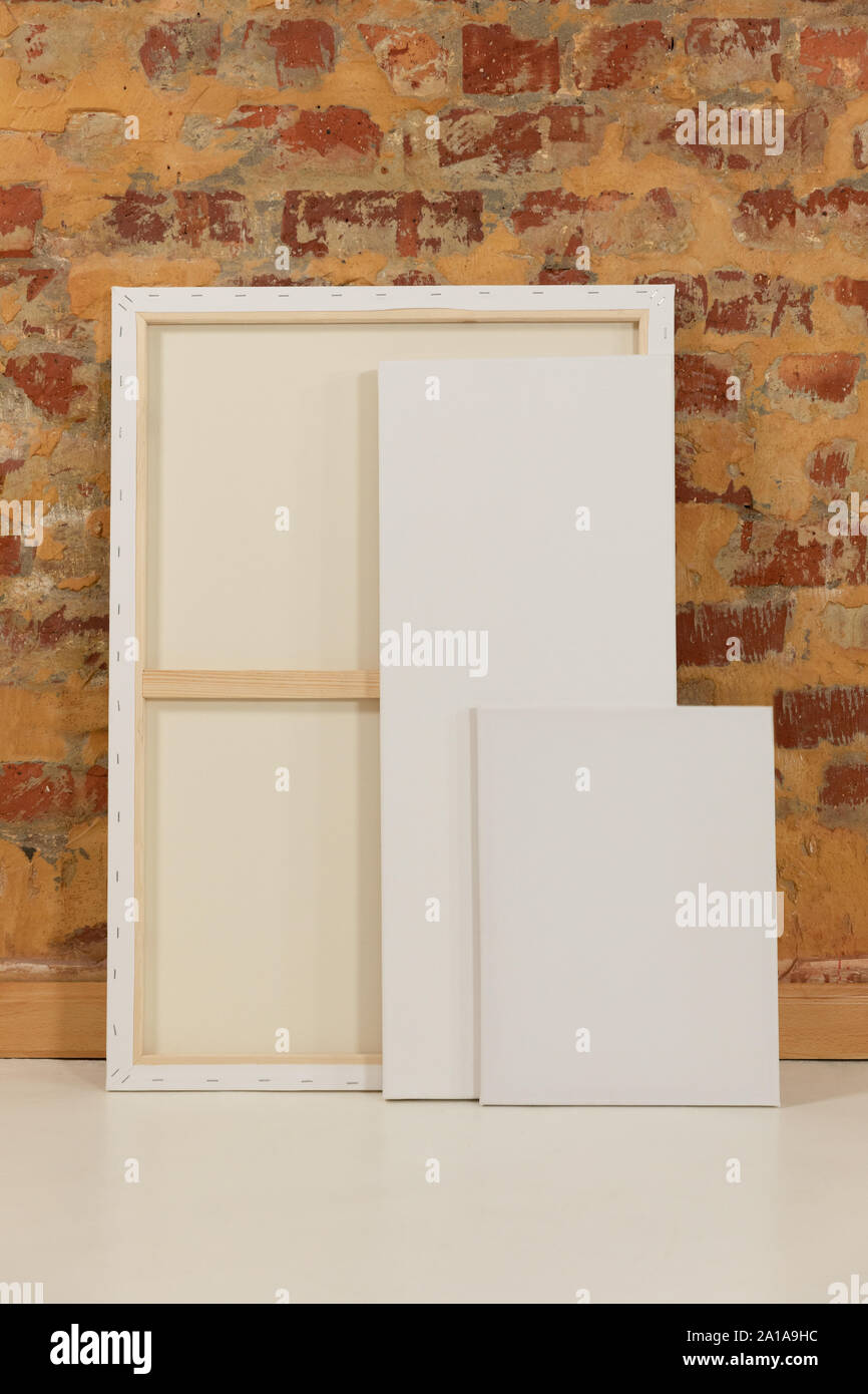 Tela vuota e un muro di mattoni Foto Stock