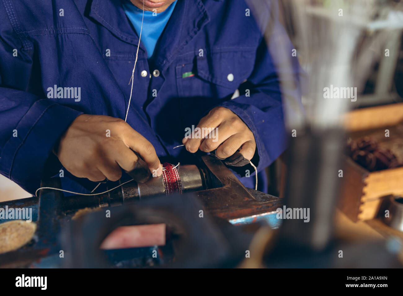 Giovane uomo che lavora in un equipaggiamento sportivo factory Foto Stock