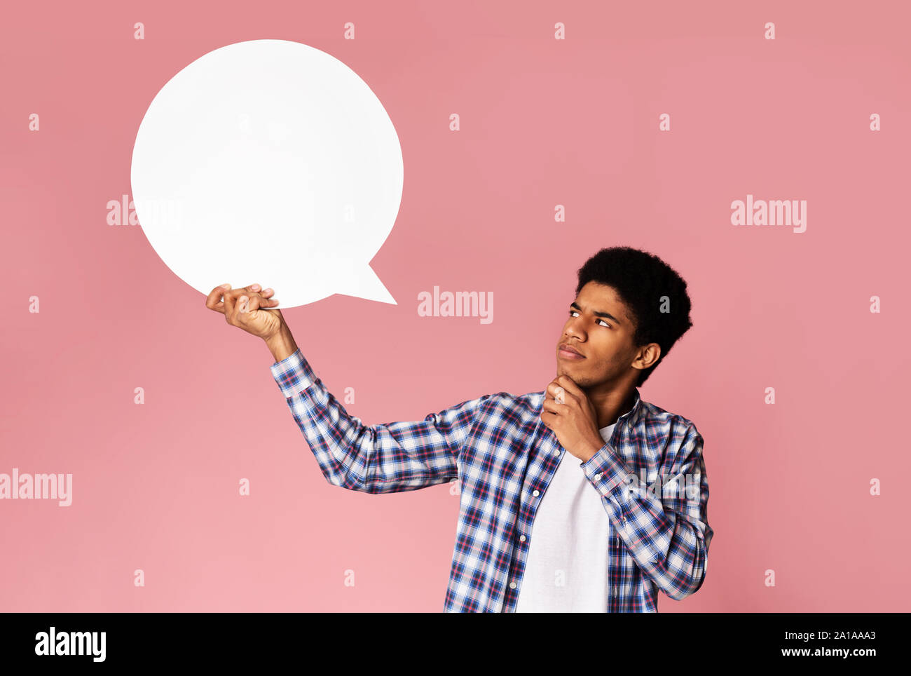 Malinconici afro guy guardando vuoto discorso bolla Foto Stock
