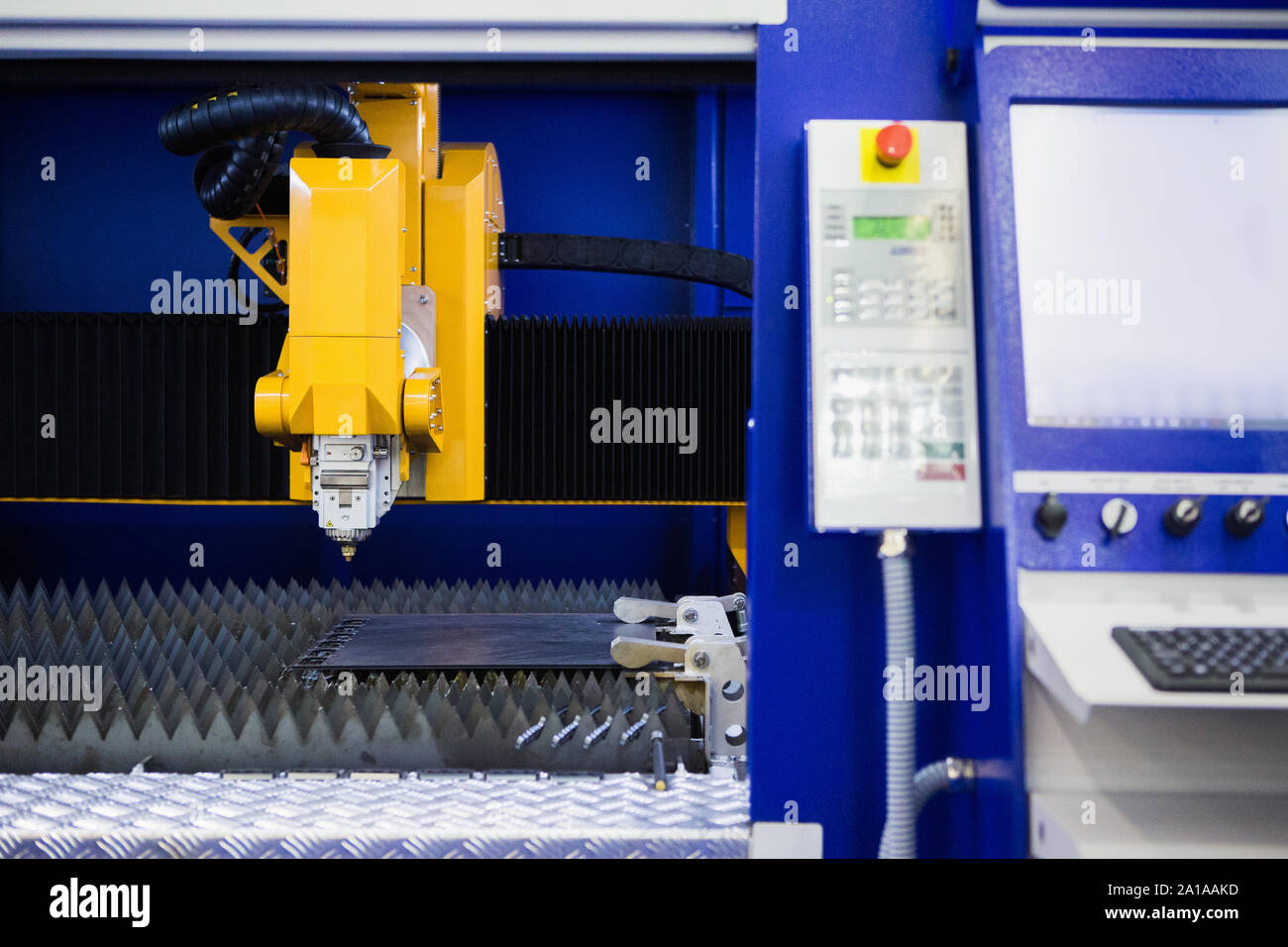 Macchina automatica con il braccio robotico per il taglio di metallo. Smart factory Foto Stock