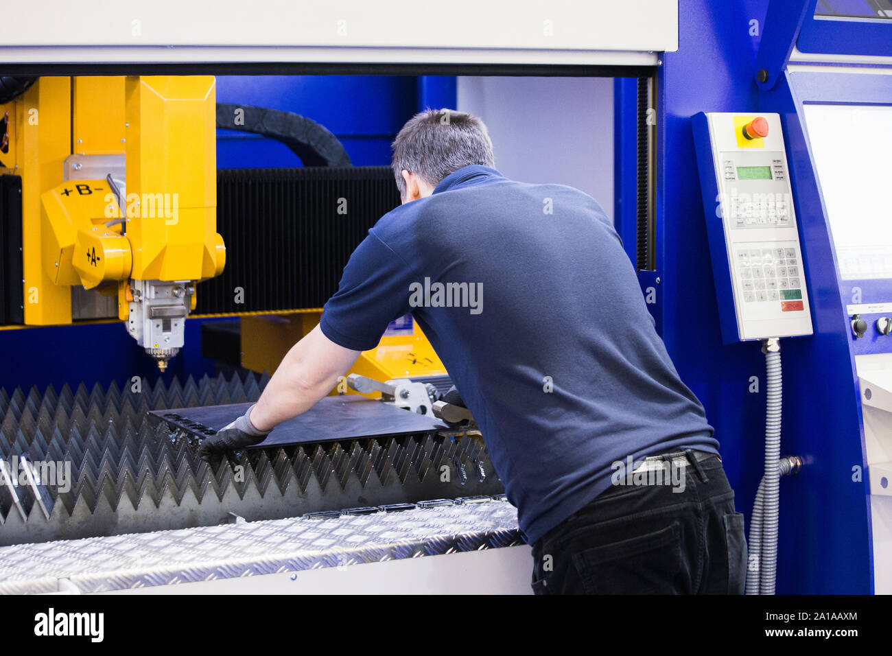 Macchina automatica con il braccio robotico per il taglio di metallo. Smart factory Foto Stock