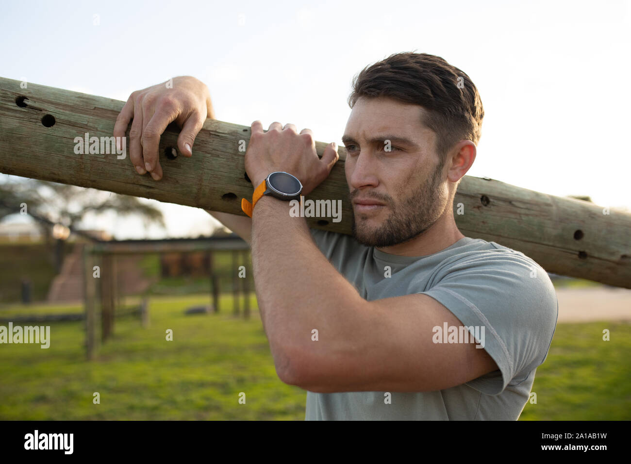 Giovane uomo di formazione presso una palestra a cielo aperto bootcamp Foto Stock