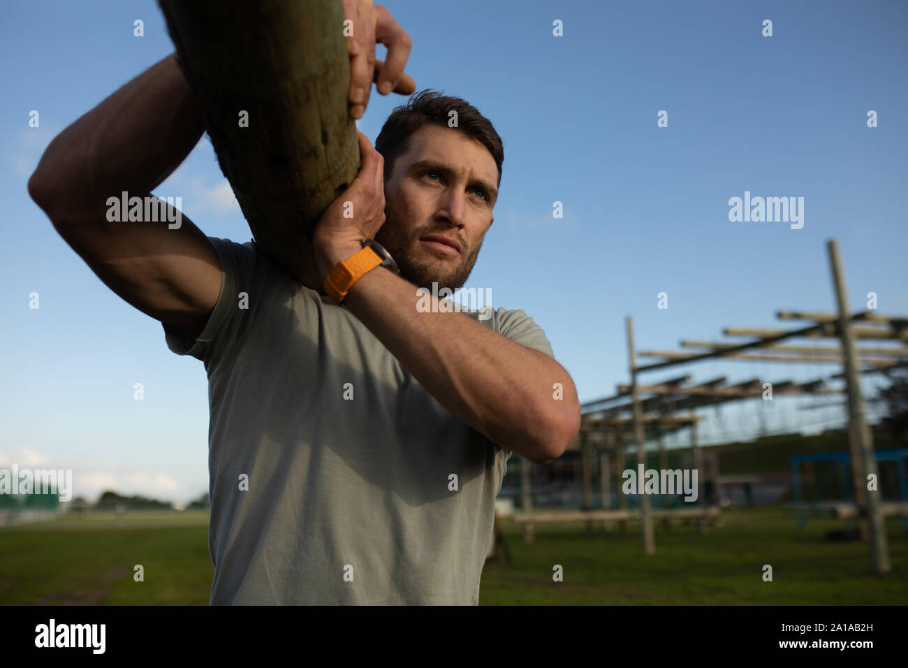 I giovani adulti la formazione a una palestra a cielo aperto bootcamp Foto Stock