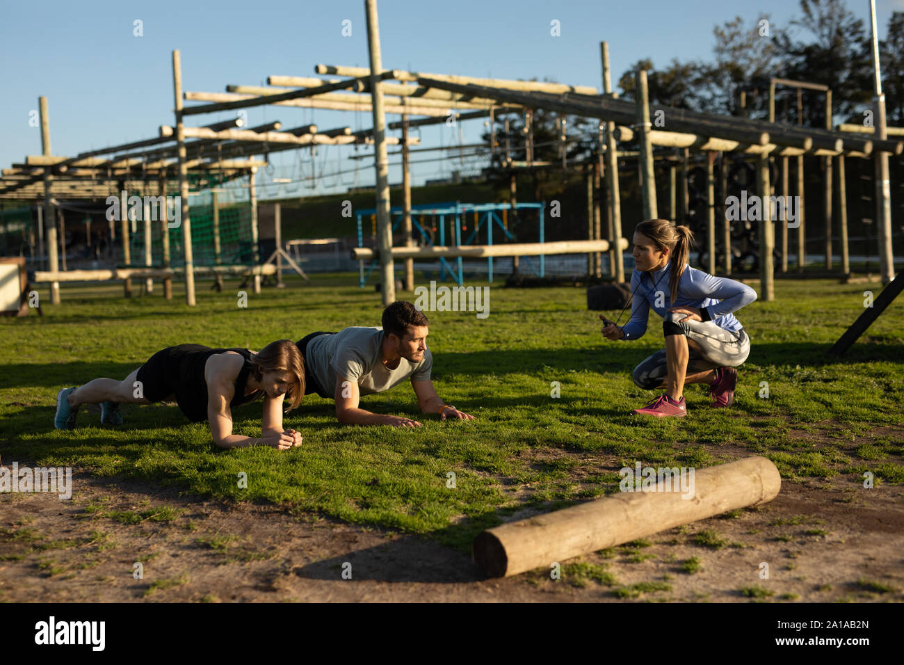 I giovani adulti la formazione a una palestra a cielo aperto bootcamp Foto Stock