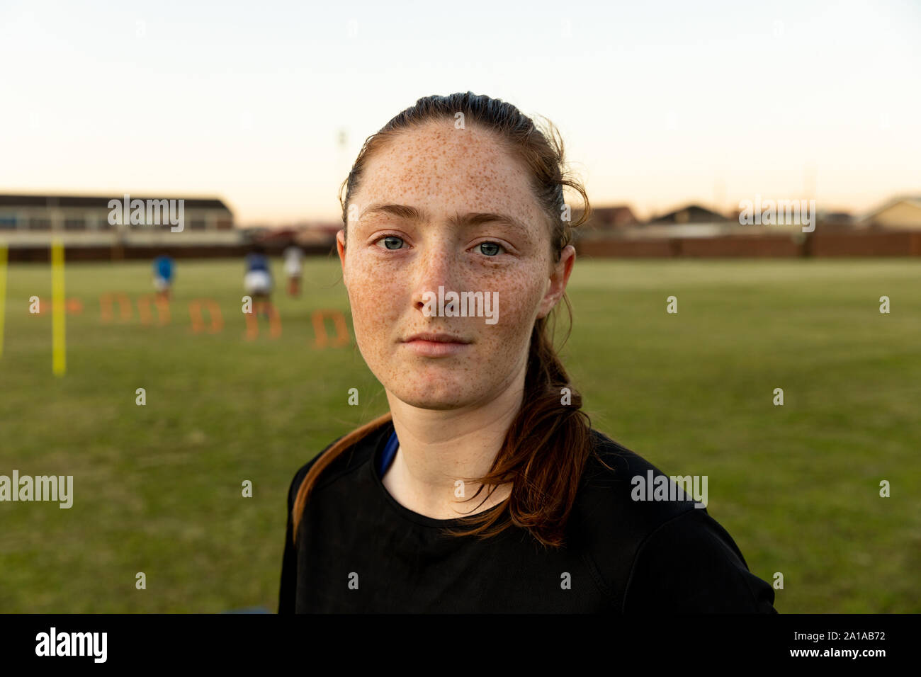 Ritratto di giovane femmina adulta del giocatore di rugby su un passo di rugby Foto Stock