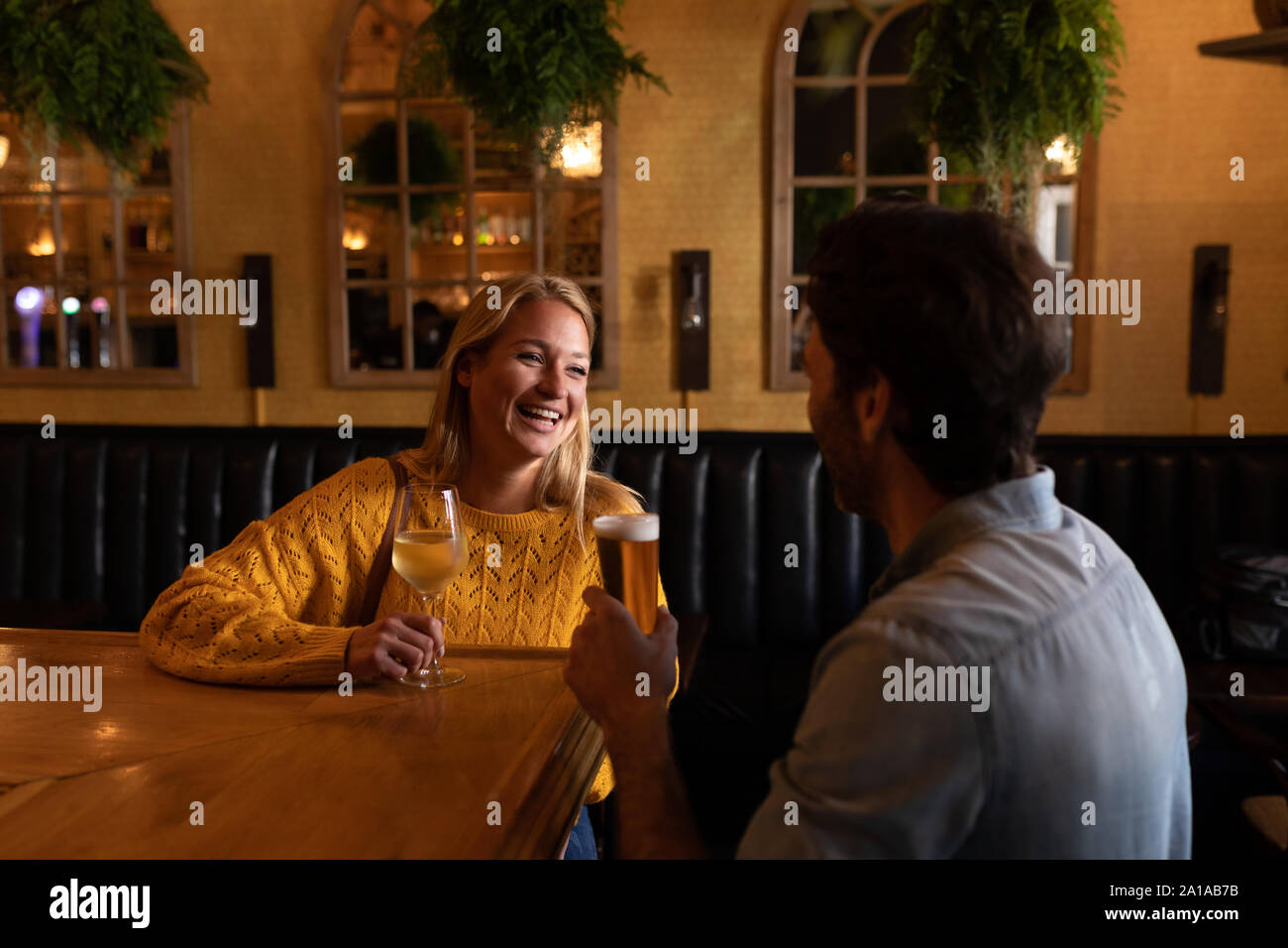 Coppia giovane in un bar Foto Stock