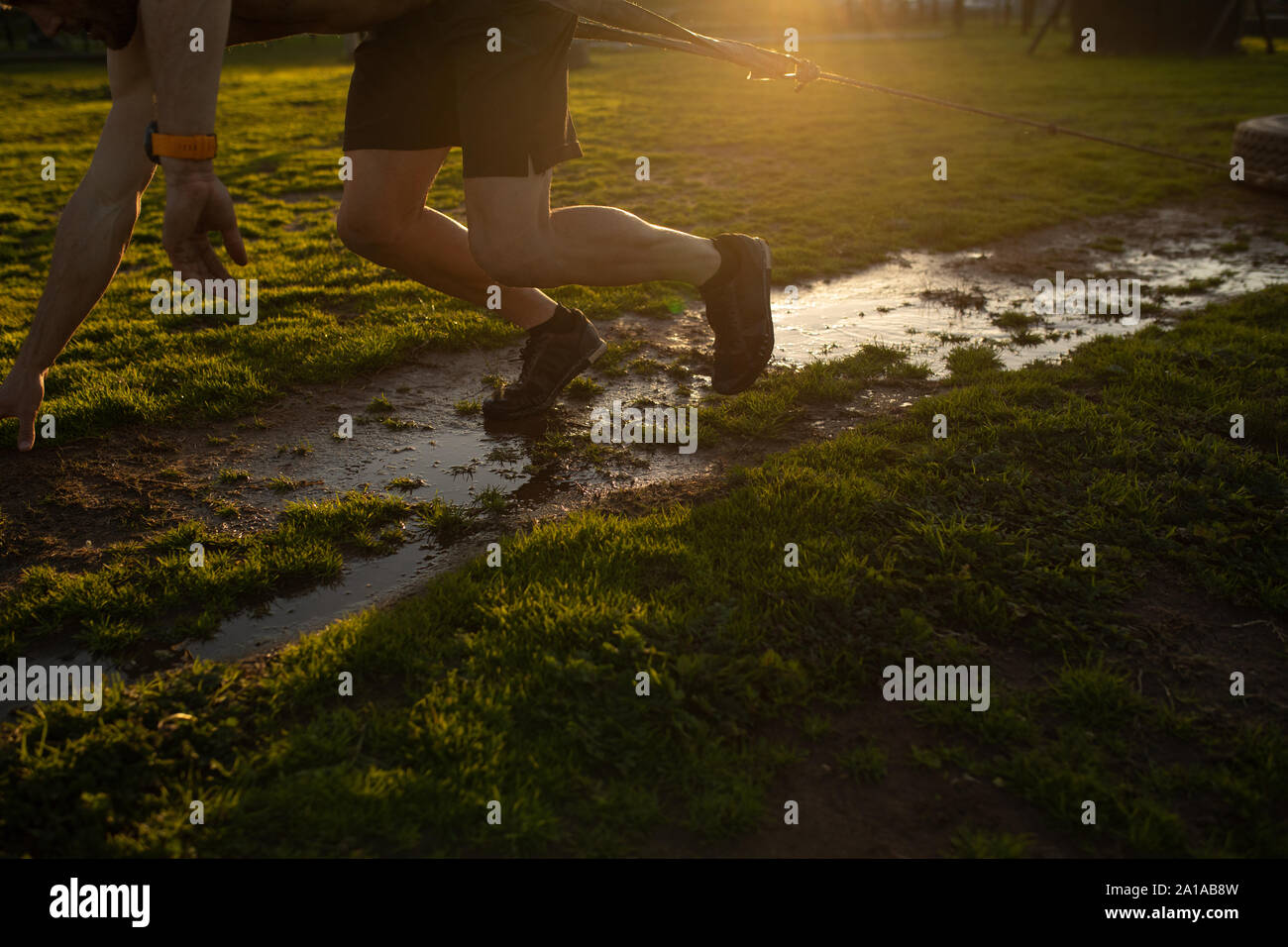 Giovane uomo di formazione presso una palestra a cielo aperto bootcamp Foto Stock