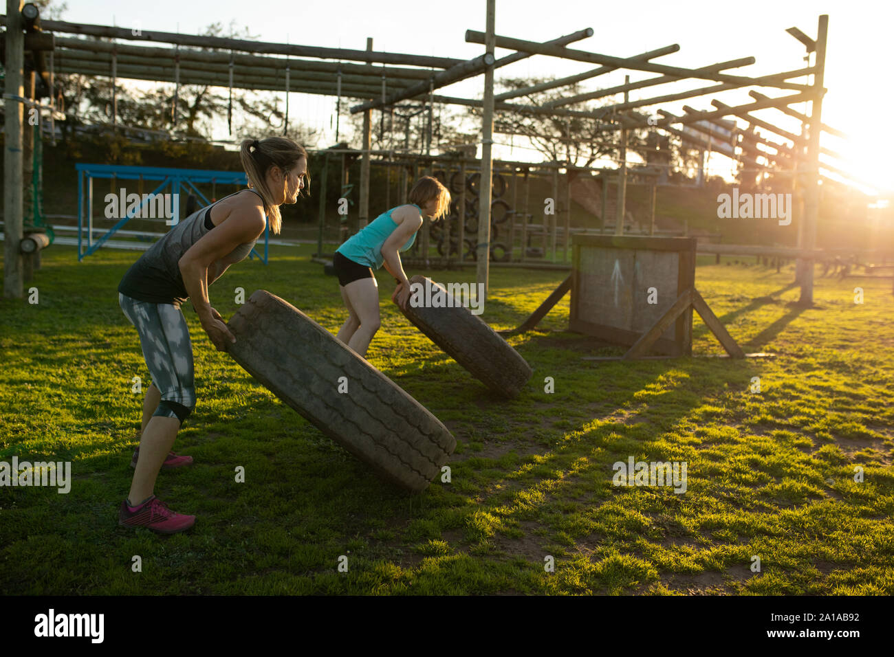 I giovani adulti la formazione a una palestra a cielo aperto bootcamp Foto Stock