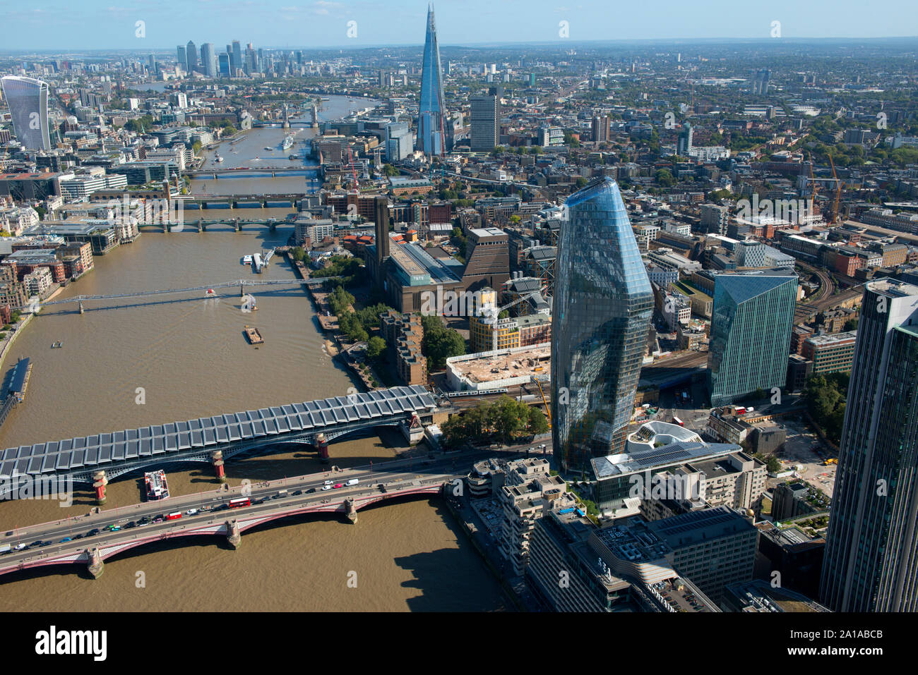 Il South Bank, Southwark e il fiume Tamigi dall'aria. Foto Stock