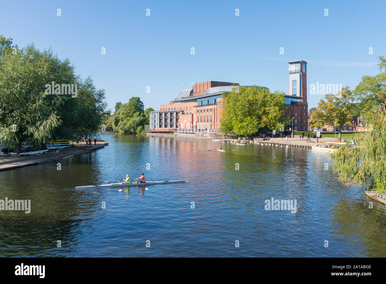 Il Royal Shakespeare Theatre accanto al fiume Avon a Stratford-opun-Avon, Warwickshire Foto Stock