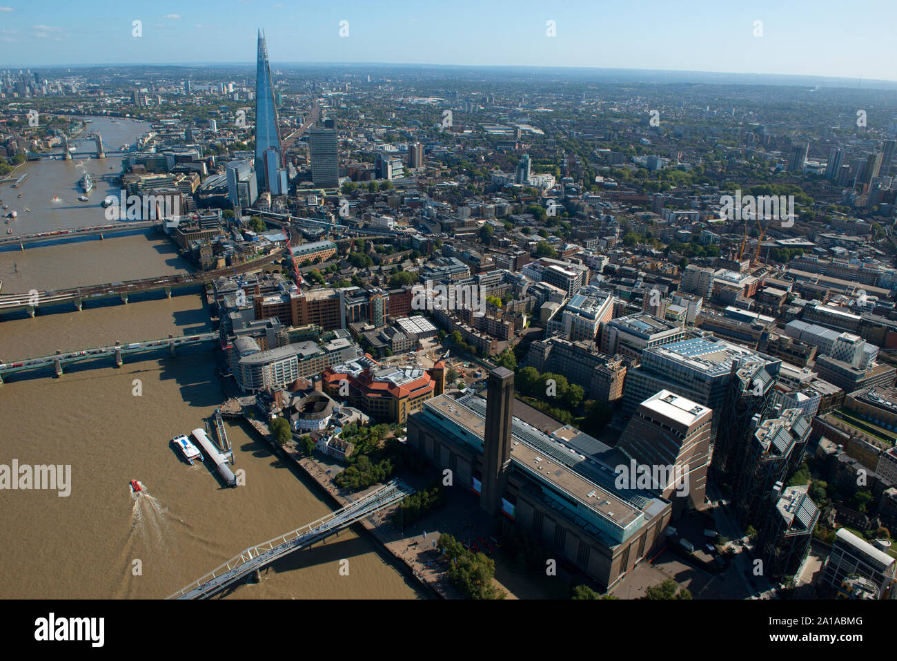 Il South Bank, Southwark e il fiume Tamigi dall'aria. Foto Stock