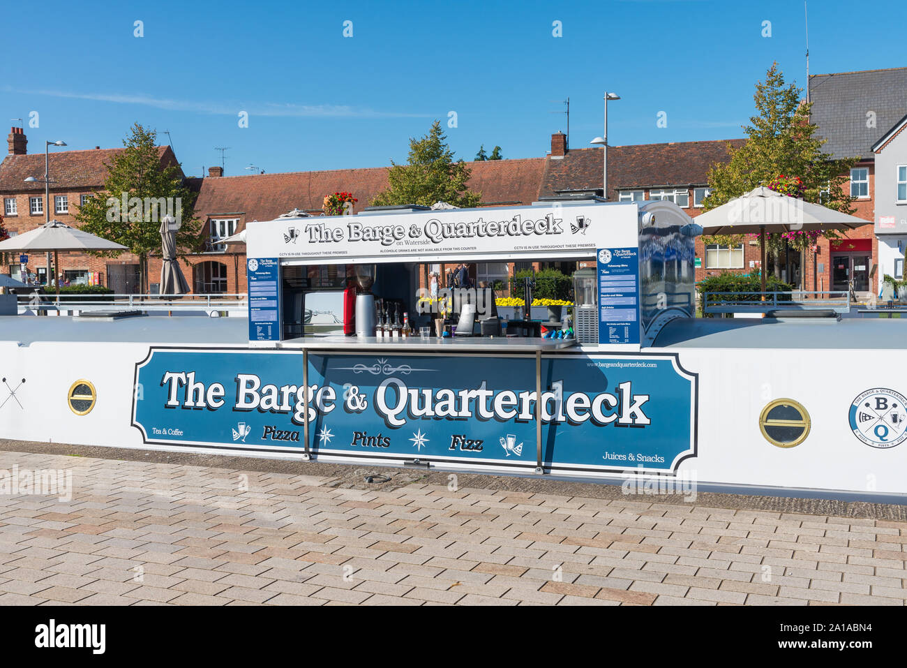 La chiatta e Quarterdeck floating cafe e ristorante con forno da pizza ormeggiati a Marina a Stratford-upon-Avon Foto Stock La chiatta e Quarterdeck floating cafe e ristorante con forno da pizza ormeggiati a Marina a Stratford-upon-Avon Foto Stock
