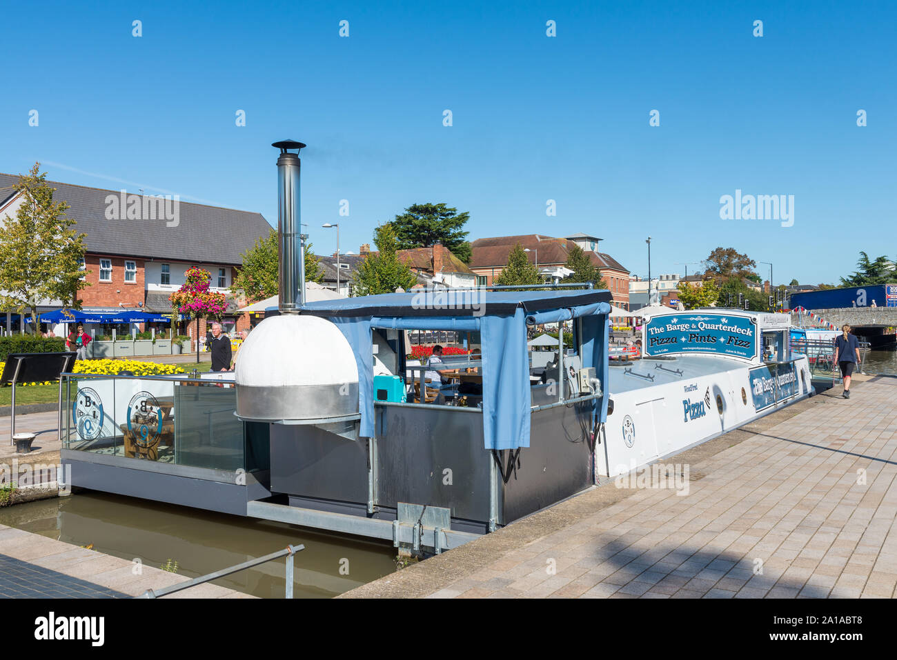 La chiatta e Quarterdeck floating cafe e ristorante con forno da pizza ormeggiati a Marina a Stratford-upon-Avon Foto Stock