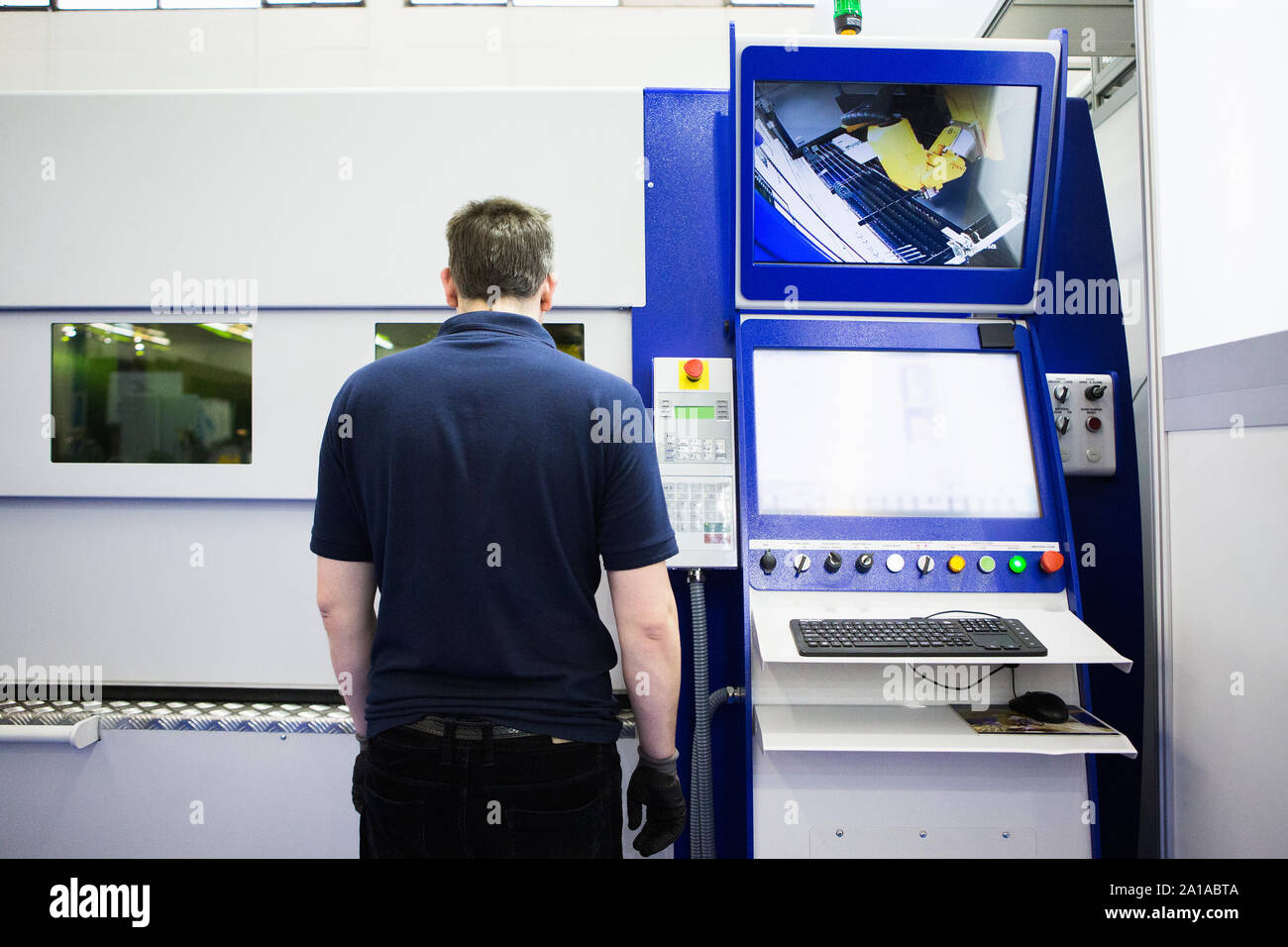 Macchina automatica con il braccio robotico per il taglio di metallo. Smart factory Foto Stock