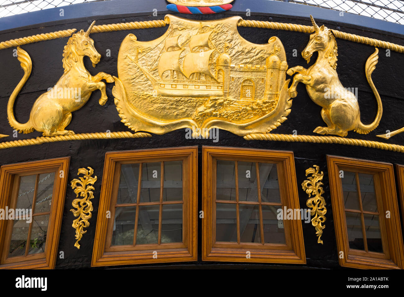 Stemma della città di Bristol - comprendente la nave, castello e unicorn / unicorns - sulla poppa posteriore / Retro del SS Gran Bretagna, Isambard Kingdom Brunel di ferro della nave nel bacino di carenaggio, dockyard museum, Bristol England Regno Unito Inghilterra (101) Foto Stock