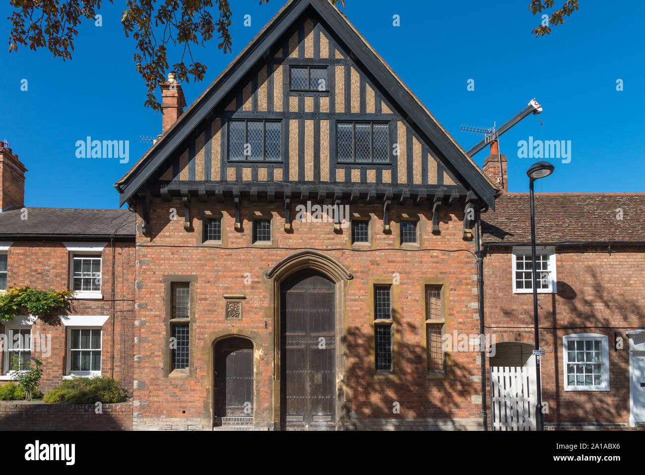 Parte storica in legno e muratura in mattoni in Waterside, Stratford-upon-Avon Foto Stock