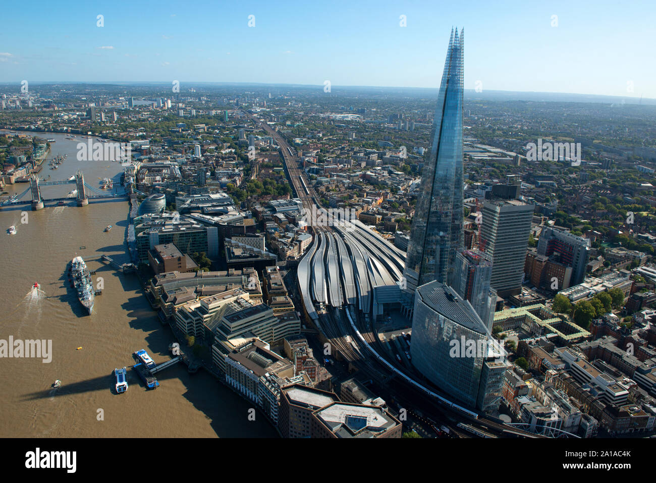 La Shard e London Bridge come si vede dall'aria con il fiume Tamigi Foto Stock