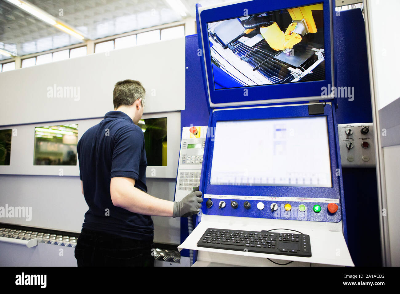 Macchina automatica con il braccio robotico per il taglio di metallo. Smart factory Foto Stock