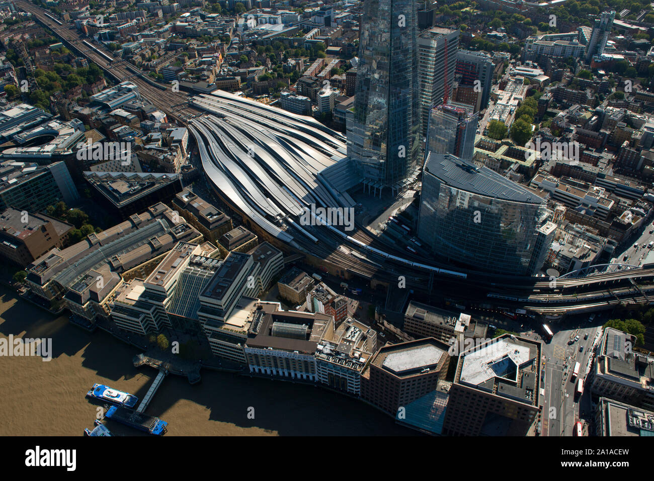 La Shard e London Bridge come si vede dall'aria con il fiume Tamigi Foto Stock