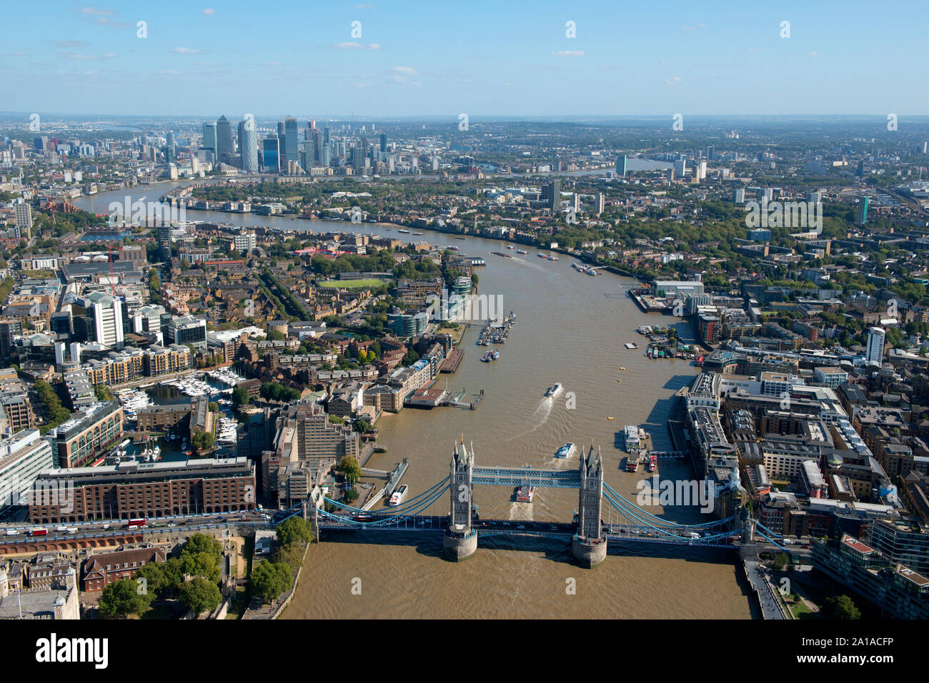 Il Tower Bridge e il fiume Tamigi dall'aria. Foto Stock