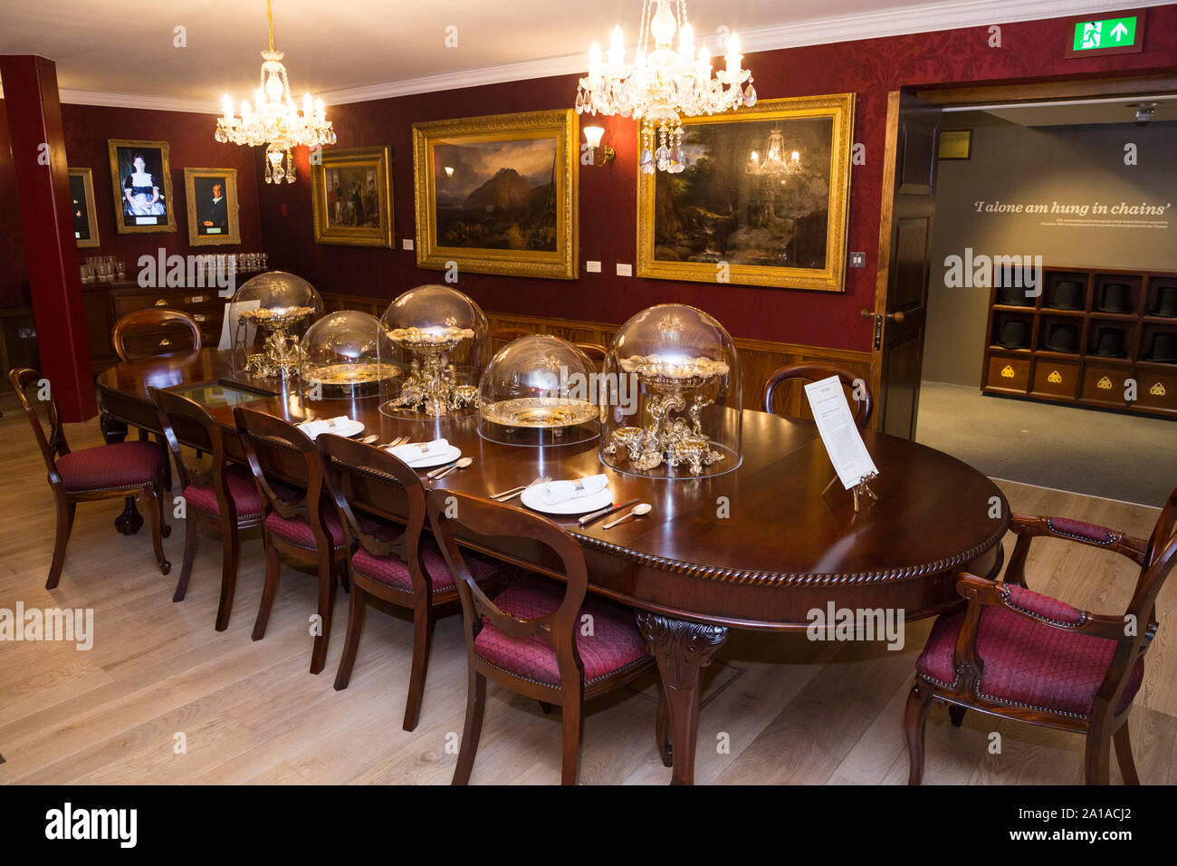 Il display mostra / ricreazione del 17 Duke Street, Westminster, London (Brunel londinese di base) tavolo da pranzo e soggiorno scena, visualizzato a essendo Brunel, in Bristol, alla darsena visualizzando la SS Gran Bretagna nave. Regno Unito (109) Foto Stock