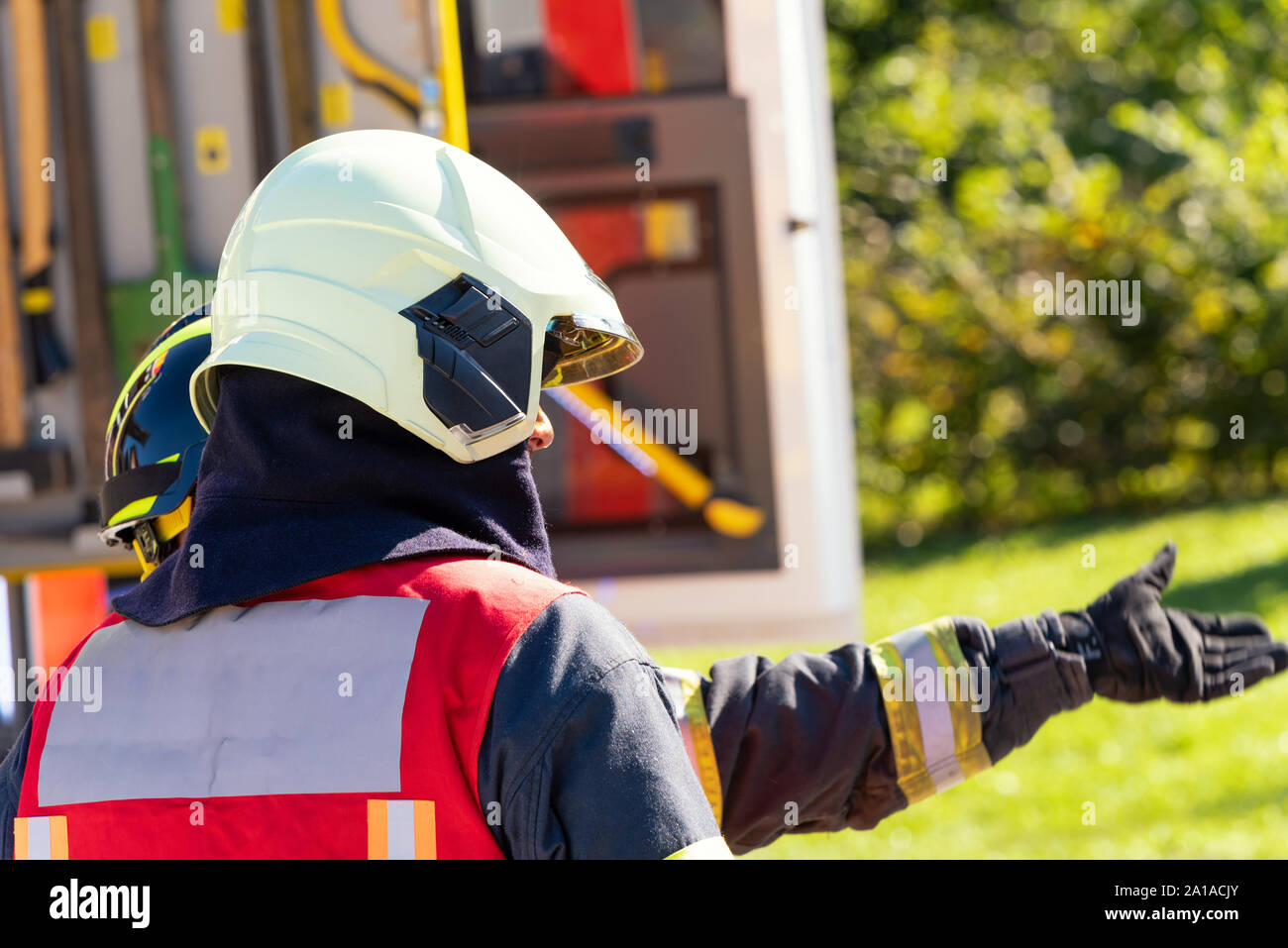 Vigili del fuoco consultare sulla scena dell'incidente come loro guideranno il salvataggio. Giornata di sole. Foto Stock