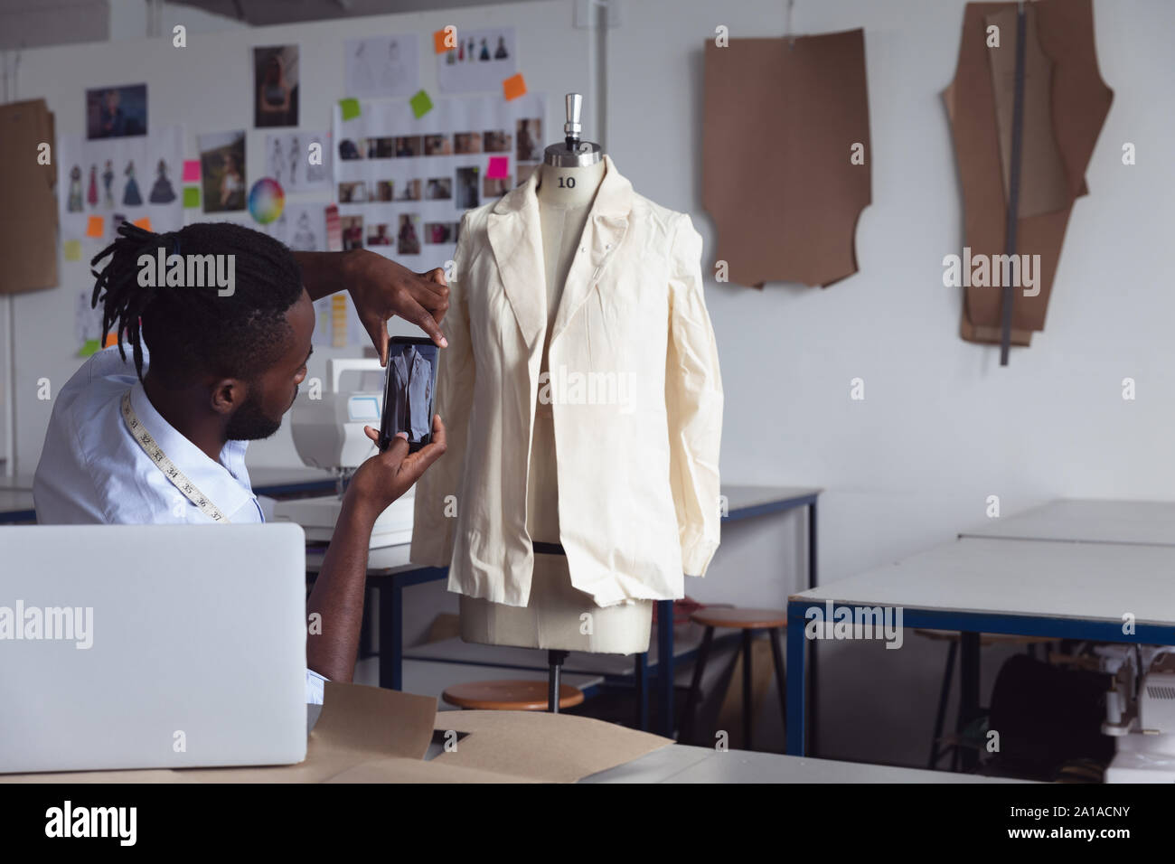 Maschi giovani studenti che lavorano su un progetto a un collegio di moda Foto Stock