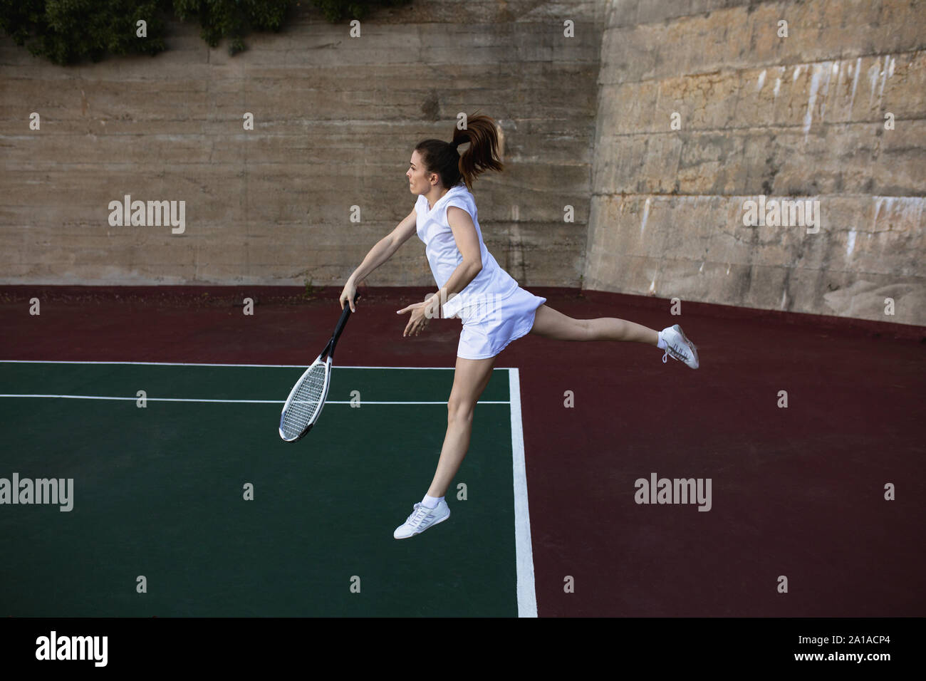 Donna giocando a tennis Foto Stock
