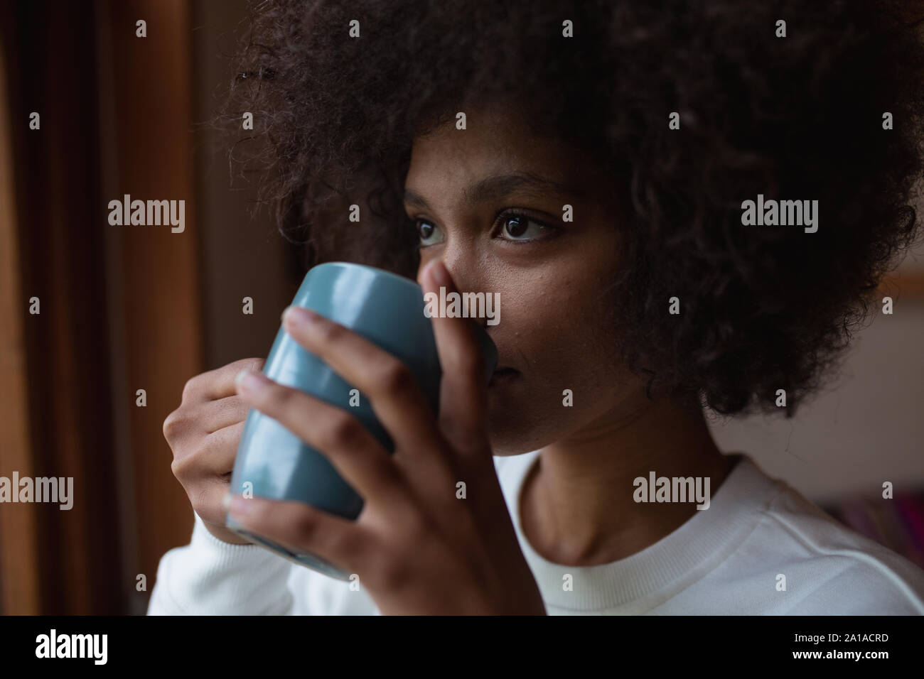 Giovane donna di bere il caffè Foto Stock