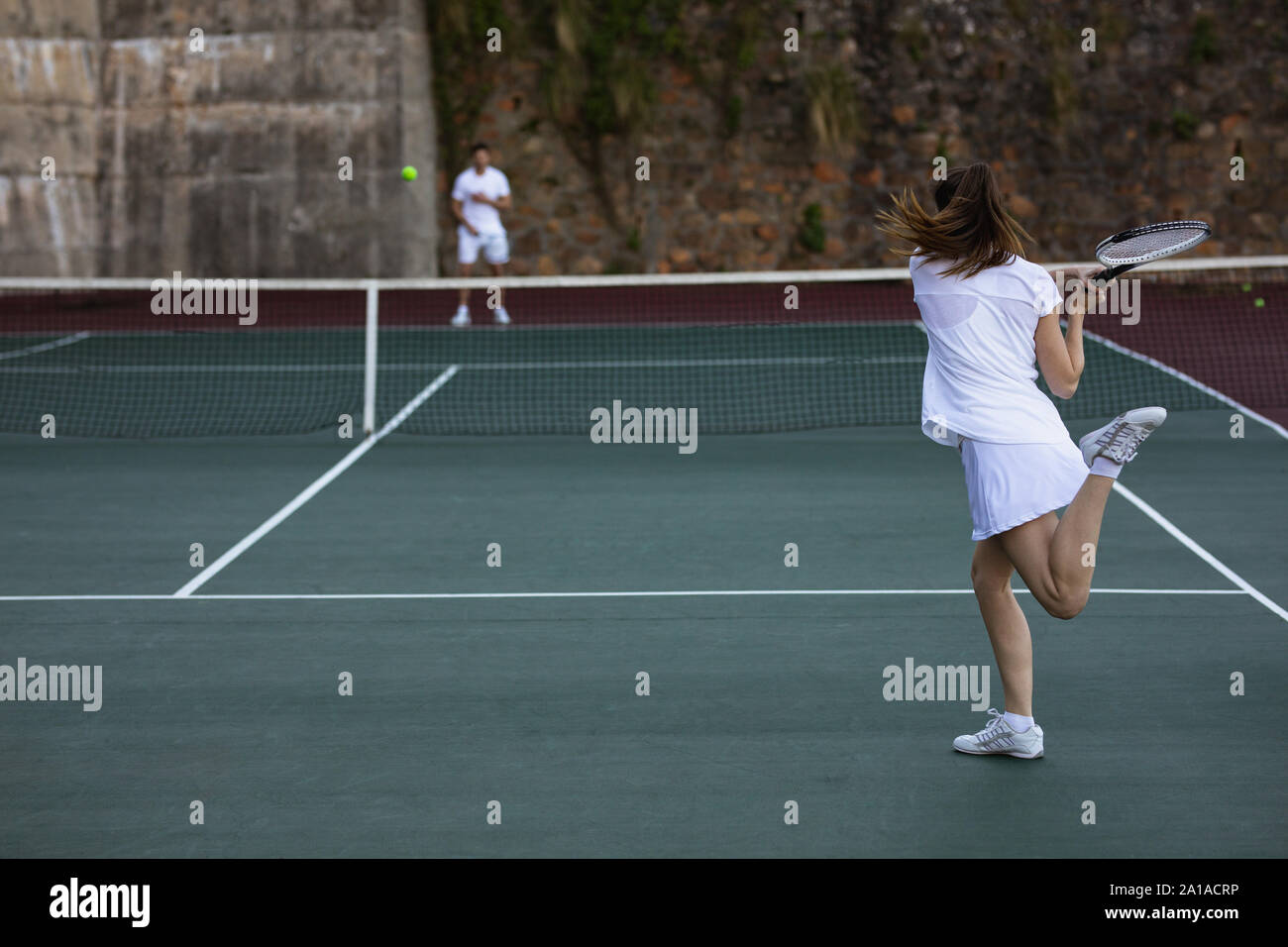 Donna e uomo giocando a tennis Foto Stock