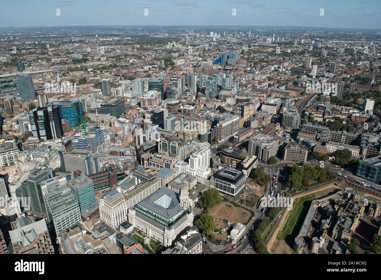 La città di Londra e il suo quartiere finanziario con alto ufficio blocchi come si vede dall'aria. Foto Stock