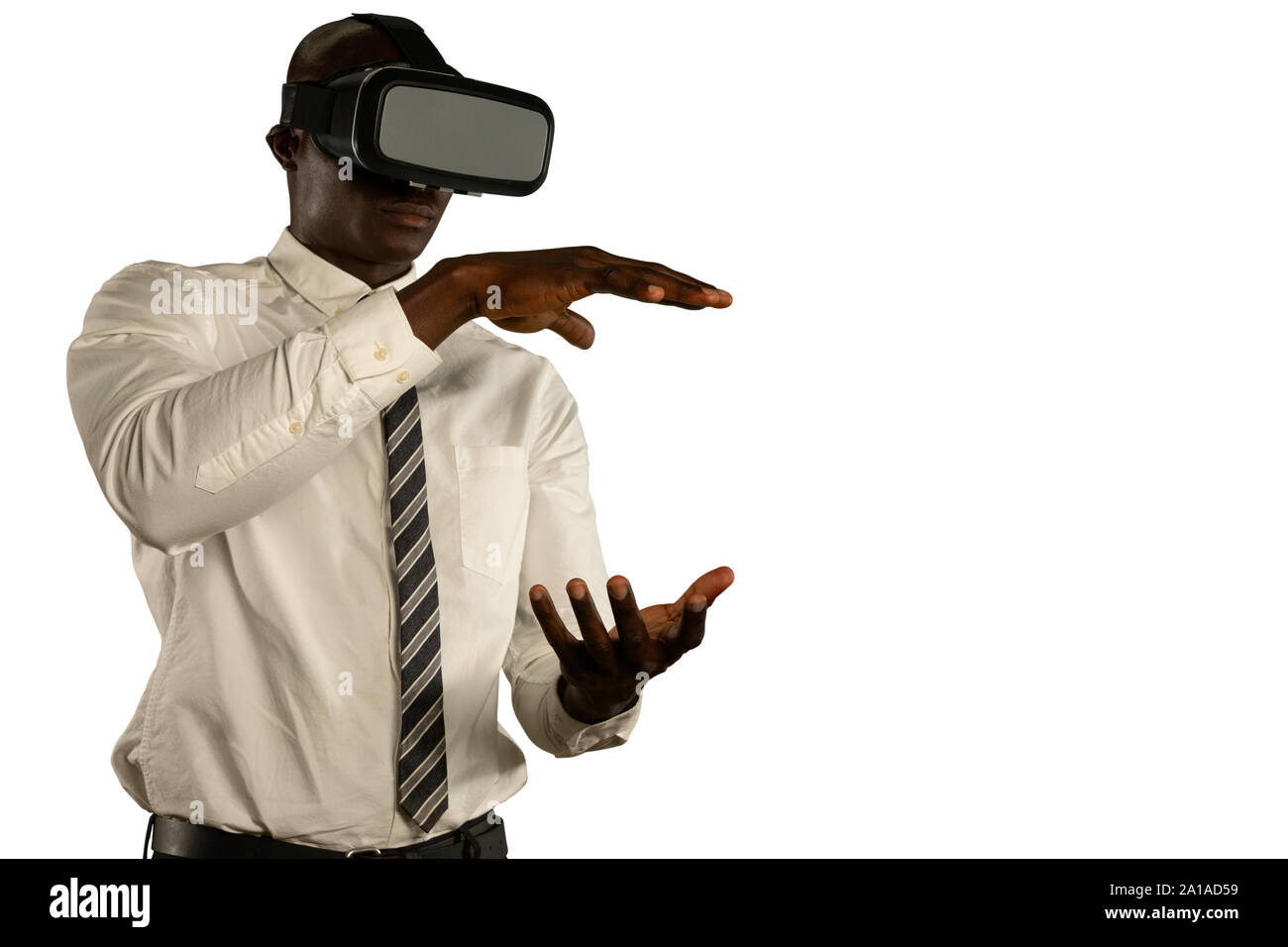Imprenditore utilizzando un auricolare VR Foto Stock