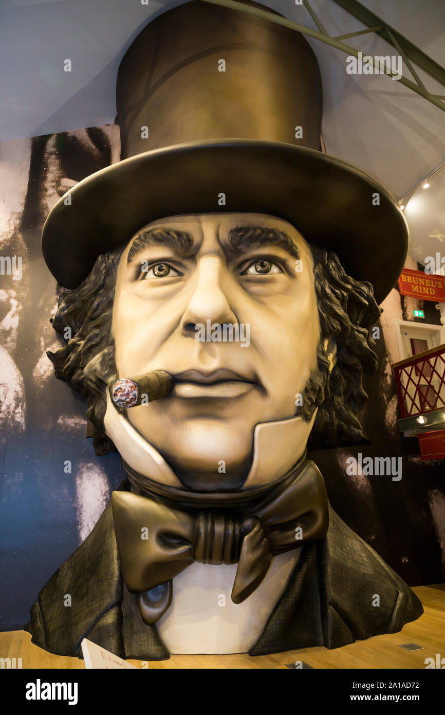 Exhibition Hall a essendo Brunel con fibra di vetro la replica della grande il volto dell'uomo che si affaccia sulla camera. Essendo Brunel è parte della SS Gran Bretagna Museo navale dockyard, Bristol. Regno Unito (109) Foto Stock